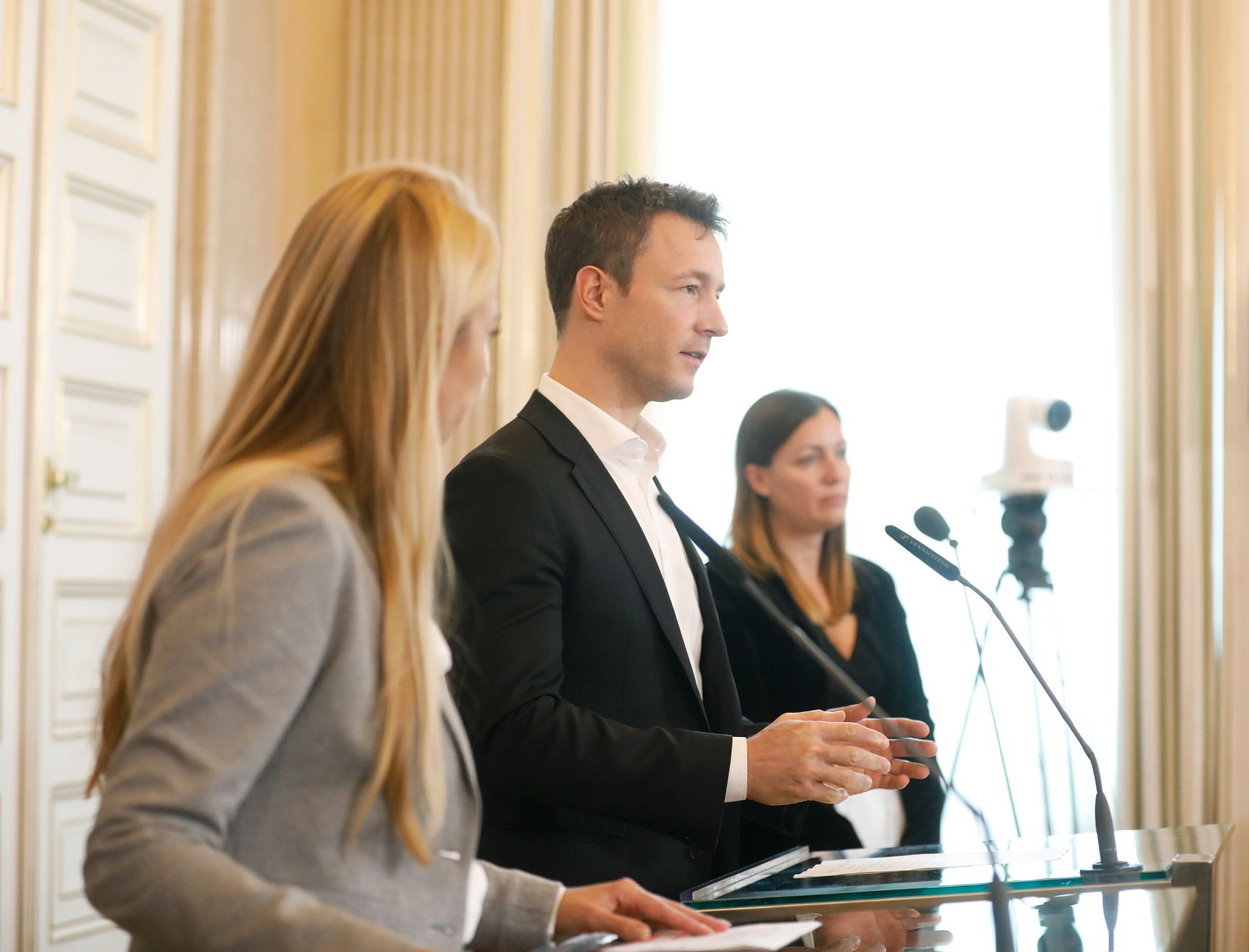 Bundesministerin Juliane Bogner-Strau&szlig; (l.) und Bundesminister Gernot Bl&uuml;mel (m.) beim Pressestatement nach dem Gipfel f&uuml;r Verantwortung im Netz und Gewaltpr&auml;vention.