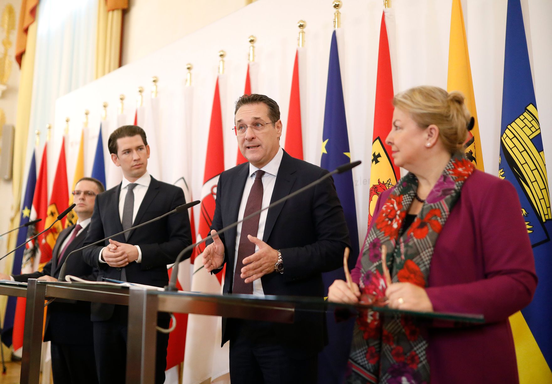 Bundeskanzler Sebastian Kurz (2.v.l.), Vizekanzler Heinz-Christian Strache (2.v.r.), Bundesministerin Beate Hartinger-Klein (r.) und &Ouml;VP-Sozialsprecher August W&ouml;ginger (l.) beim Pressefoyer nach dem Ministerrat am 28. November 2018.