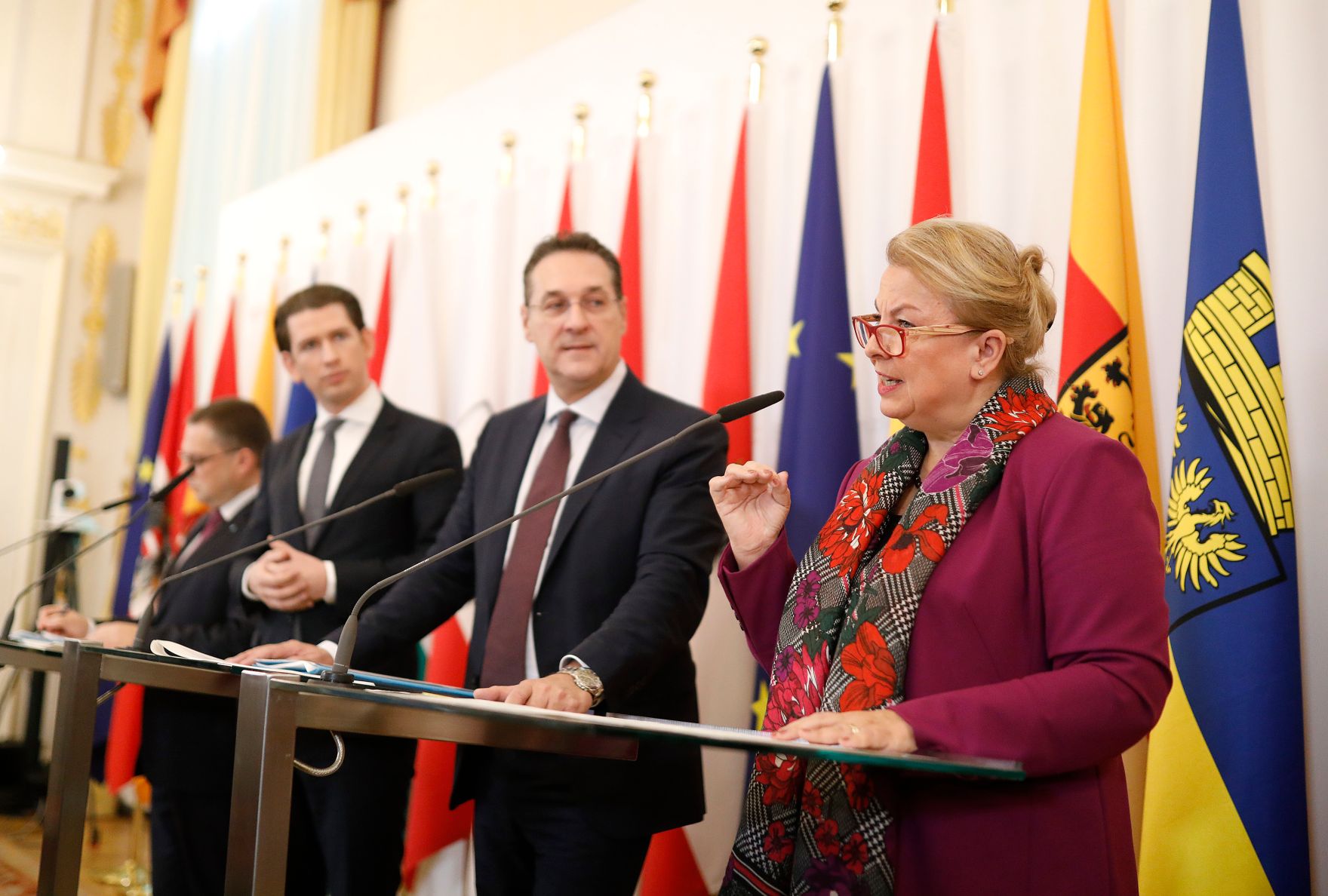 Bundeskanzler Sebastian Kurz (2.v.l.), Vizekanzler Heinz-Christian Strache (2.v.r.), Bundesministerin Beate Hartinger-Klein (r.) und &Ouml;VP-Sozialsprecher August W&ouml;ginger (l.) beim Pressefoyer nach dem Ministerrat am 28. November 2018.