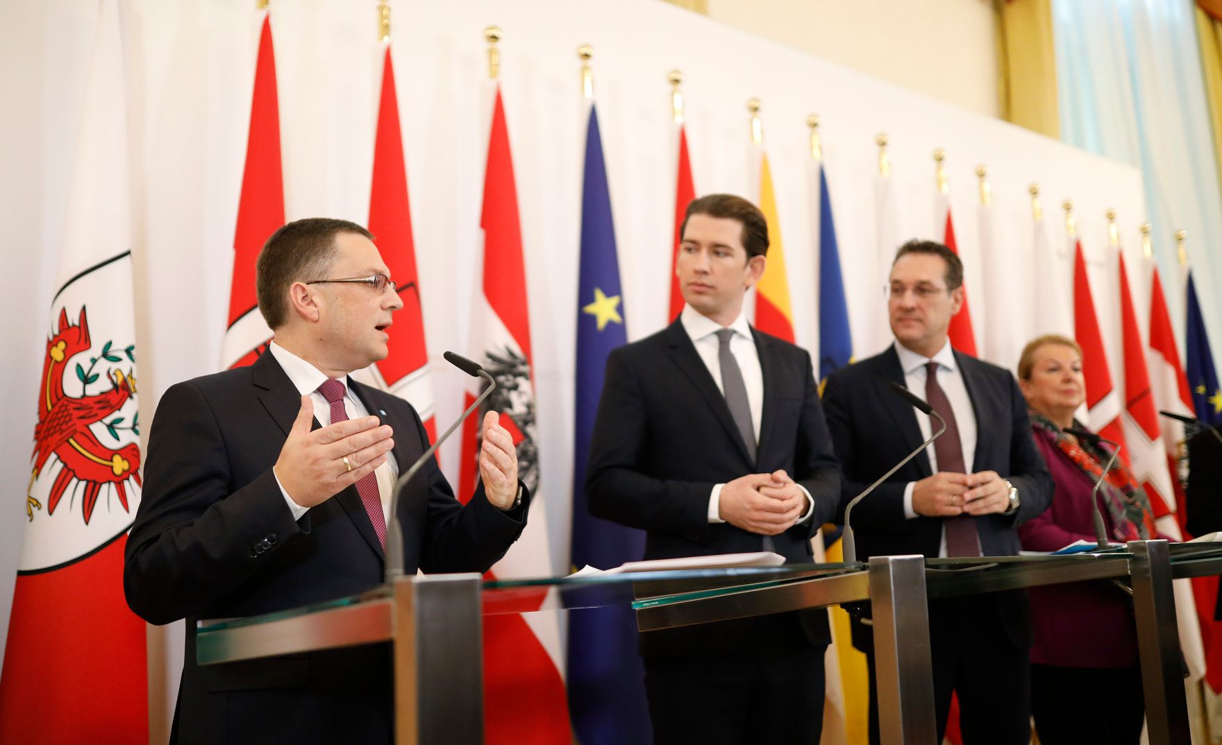 Bundeskanzler Sebastian Kurz (2.v.l.), Vizekanzler Heinz-Christian Strache (2.v.r.), Bundesministerin Beate Hartinger-Klein (r.) und &Ouml;VP-Sozialsprecher August W&ouml;ginger (l.) beim Pressefoyer nach dem Ministerrat am 28. November 2018.
