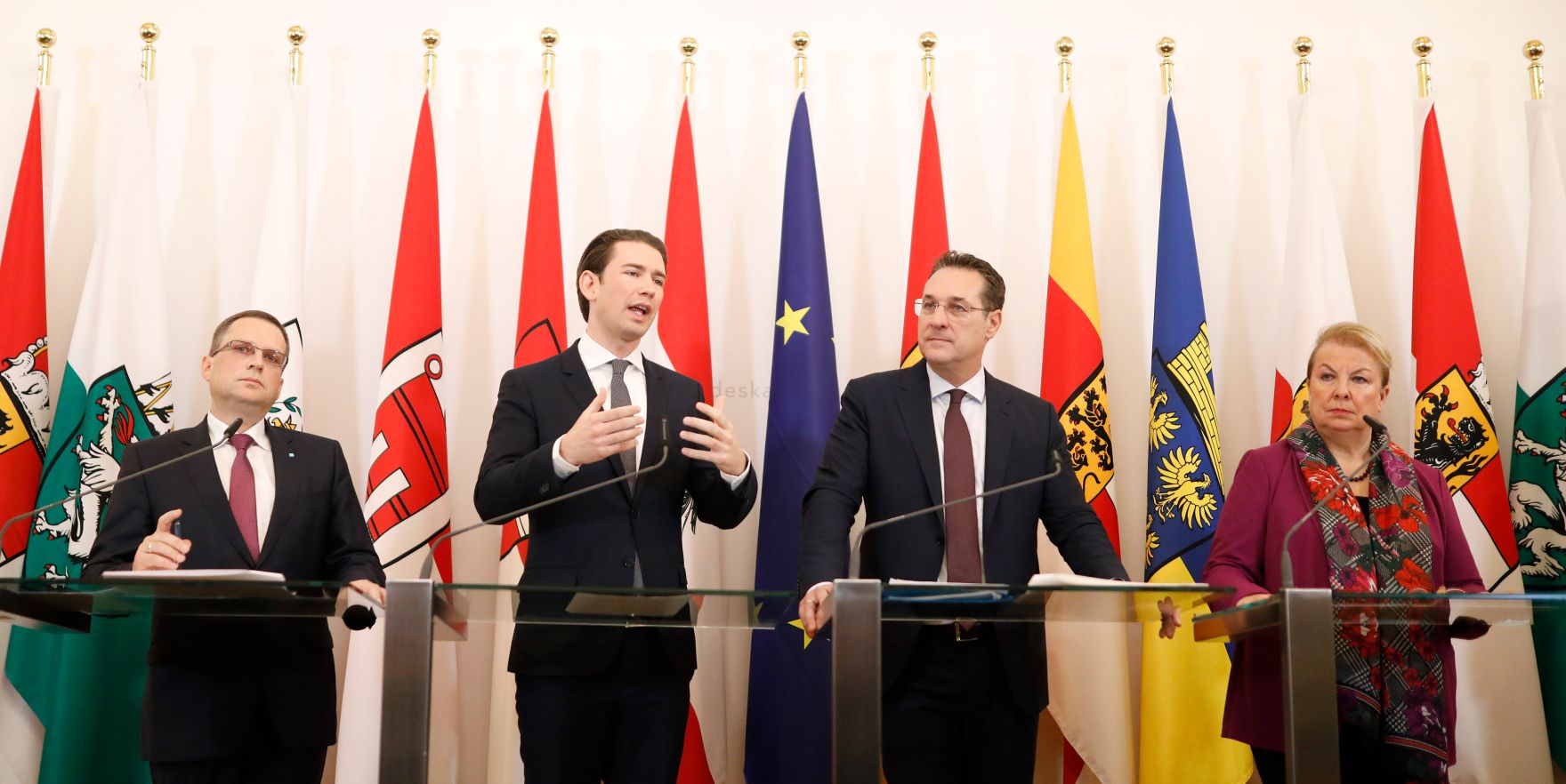Bundeskanzler Sebastian Kurz (2.v.l.), Vizekanzler Heinz-Christian Strache (2.v.r.), Bundesministerin Beate Hartinger-Klein (r.) und &Ouml;VP-Sozialsprecher August W&ouml;ginger (l.) beim Pressefoyer nach dem Ministerrat am 28. November 2018.