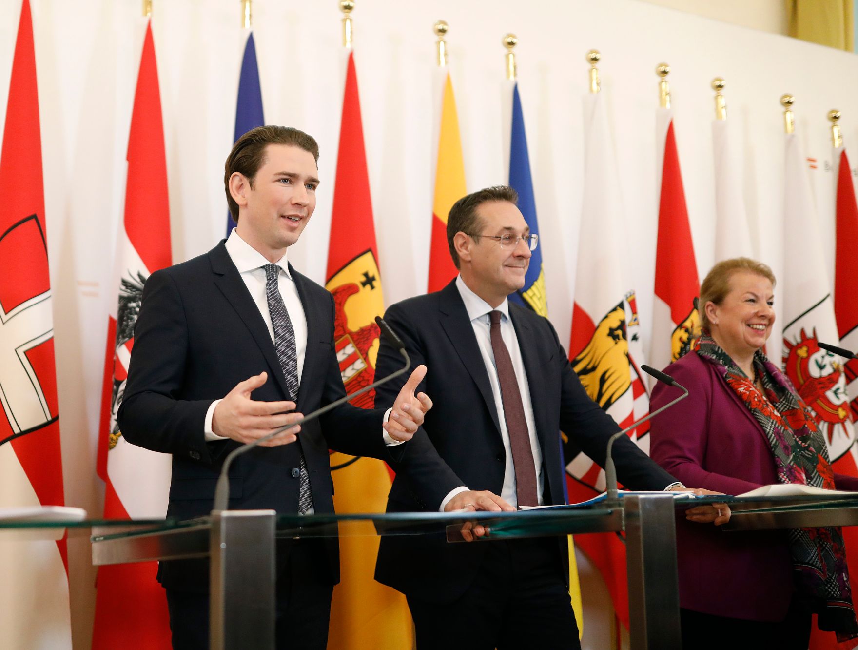 Bundeskanzler Sebastian Kurz (l.), Vizekanzler Heinz-Christian Strache (m.) und Bundesministerin Beate Hartinger-Klein (r.) beim Pressefoyer nach dem Ministerrat am 28. November 2018.