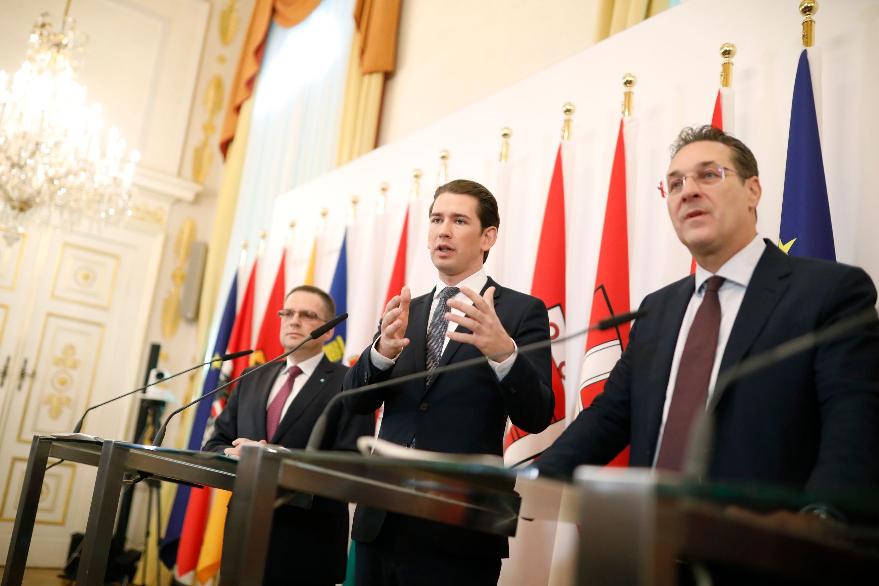 Bundeskanzler Sebastian Kurz (m.), Vizekanzler Heinz-Christian Strache (r.) und &Ouml;VP-Sozialsprecher August W&ouml;ginger (l.) beim Pressefoyer nach dem Ministerrat am 28. November 2018.