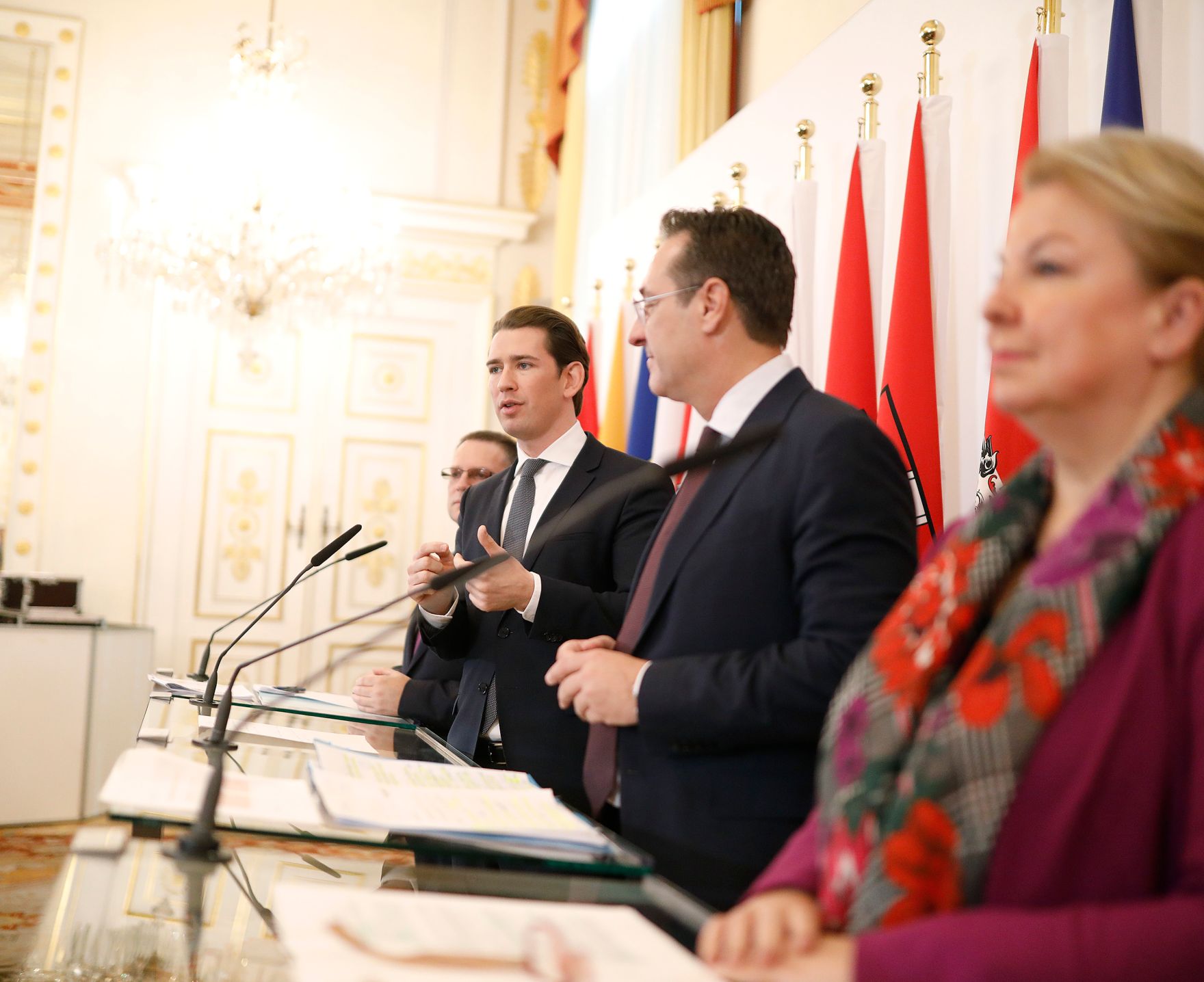 Bundeskanzler Sebastian Kurz (2.v.l.), Vizekanzler Heinz-Christian Strache (2.v.r.), Bundesministerin Beate Hartinger-Klein (r.) und &Ouml;VP-Sozialsprecher August W&ouml;ginger (l.) beim Pressefoyer nach dem Ministerrat am 28. November 2018.