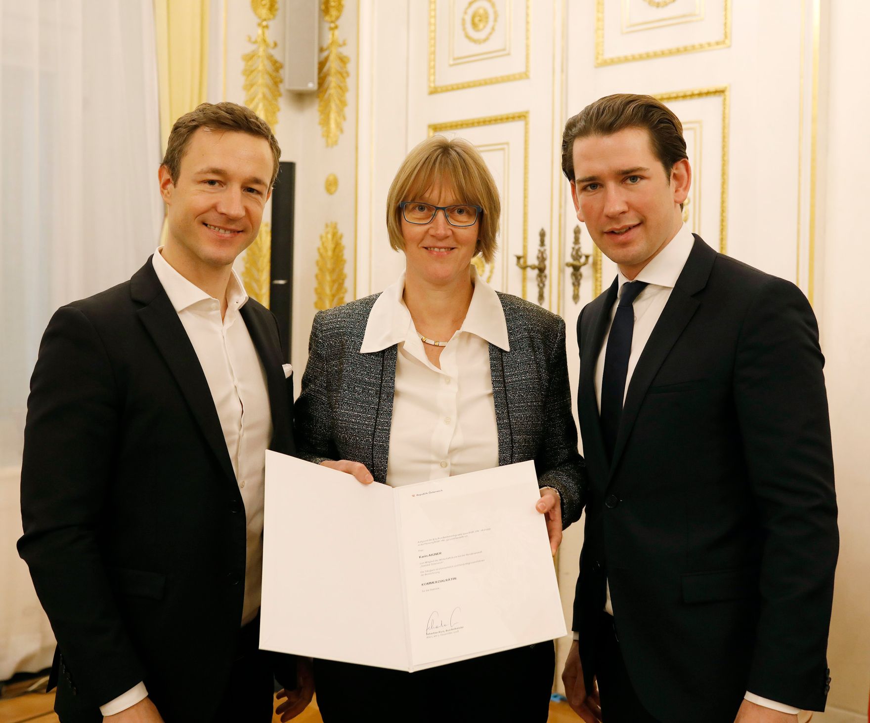 Am 3. Dezember 2018 bestellte der Bundeskanzler Vertreterinnen und Vertreter der Wirtschaft zu Mitgliedern der bei der Bundesanstalt &quot;Statistik &Ouml;sterreich&quot; eingerichteten Wirtschaftskurie. Damit haben sie das Recht, die Bezeichnung &quot;Kommerzialrat/Kommerzialr&auml;tin f&uuml;r die Statistik&quot; zu f&uuml;hren. Im Bild Bundeskanzler Sebastian Kurz (r.) und Bundesminister Gernot Bl&uuml;mel (l.).