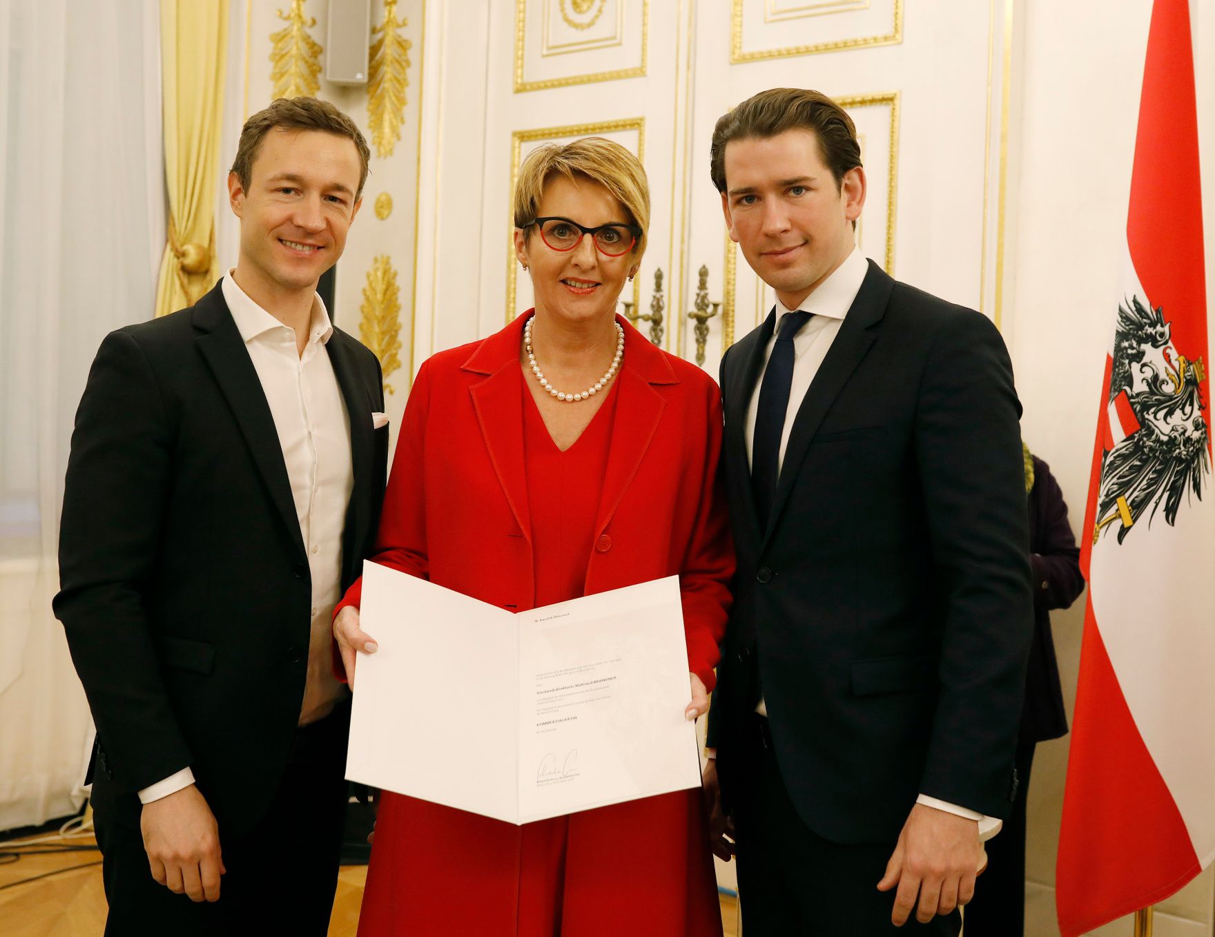 Am 3. Dezember 2018 bestellte der Bundeskanzler Vertreterinnen und Vertreter der Wirtschaft zu Mitgliedern der bei der Bundesanstalt &quot;Statistik &Ouml;sterreich&quot; eingerichteten Wirtschaftskurie. Damit haben sie das Recht, die Bezeichnung &quot;Kommerzialrat/Kommerzialr&auml;tin f&uuml;r die Statistik&quot; zu f&uuml;hren. Im Bild Bundeskanzler Sebastian Kurz (r.) und Bundesminister Gernot Bl&uuml;mel (l.).