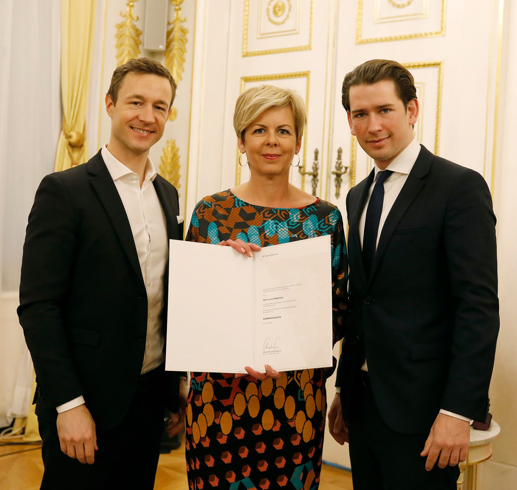 Am 3. Dezember 2018 bestellte der Bundeskanzler Vertreterinnen und Vertreter der Wirtschaft zu Mitgliedern der bei der Bundesanstalt &quot;Statistik &Ouml;sterreich&quot; eingerichteten Wirtschaftskurie. Damit haben sie das Recht, die Bezeichnung &quot;Kommerzialrat/Kommerzialr&auml;tin f&uuml;r die Statistik&quot; zu f&uuml;hren. Im Bild Bundeskanzler Sebastian Kurz (r.) und Bundesminister Gernot Bl&uuml;mel (l.).