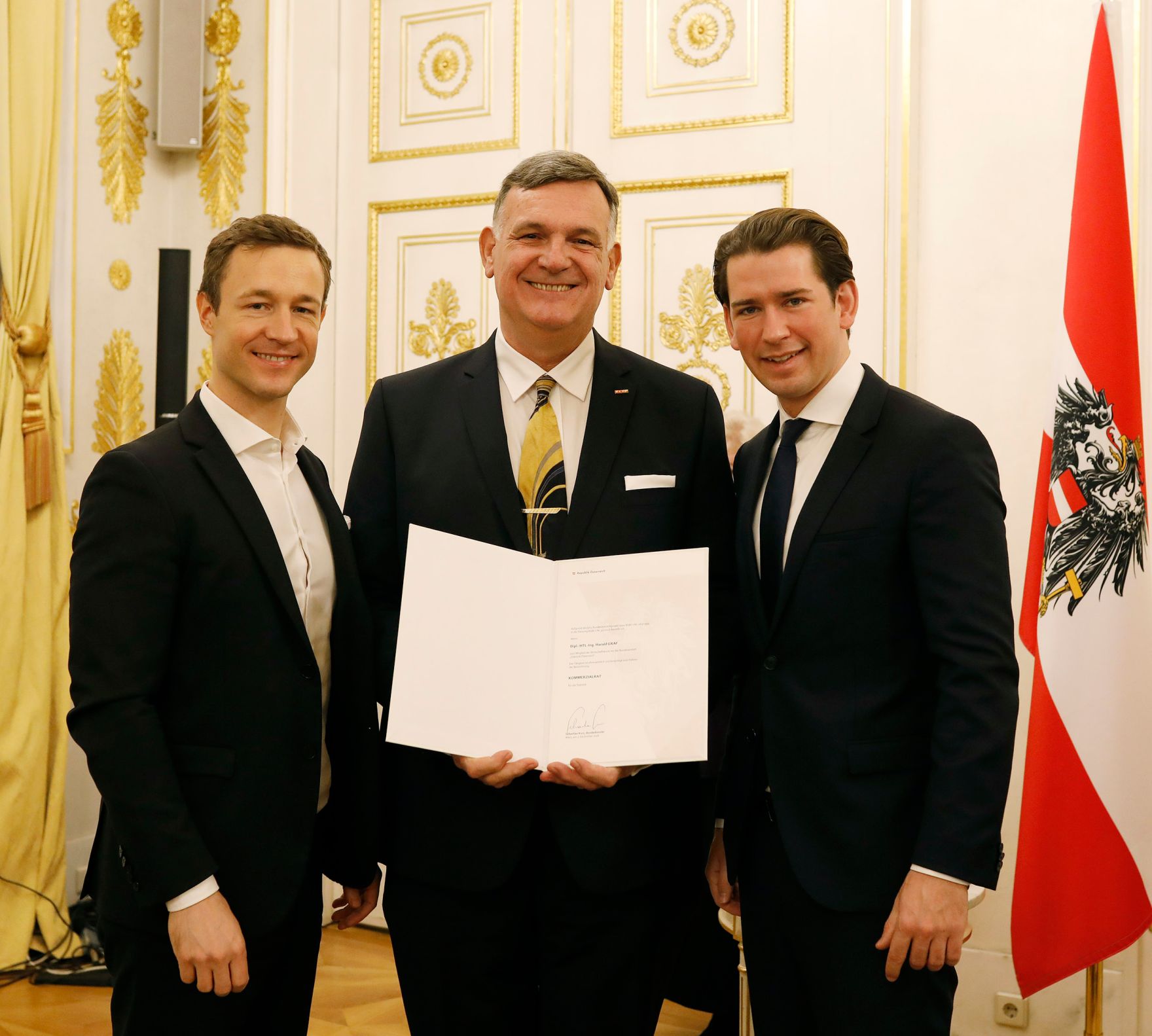 Am 3. Dezember 2018 bestellte der Bundeskanzler Vertreterinnen und Vertreter der Wirtschaft zu Mitgliedern der bei der Bundesanstalt &quot;Statistik &Ouml;sterreich&quot; eingerichteten Wirtschaftskurie. Damit haben sie das Recht, die Bezeichnung &quot;Kommerzialrat/Kommerzialr&auml;tin f&uuml;r die Statistik&quot; zu f&uuml;hren. Im Bild Bundeskanzler Sebastian Kurz (r.) und Bundesminister Gernot Bl&uuml;mel (l.).