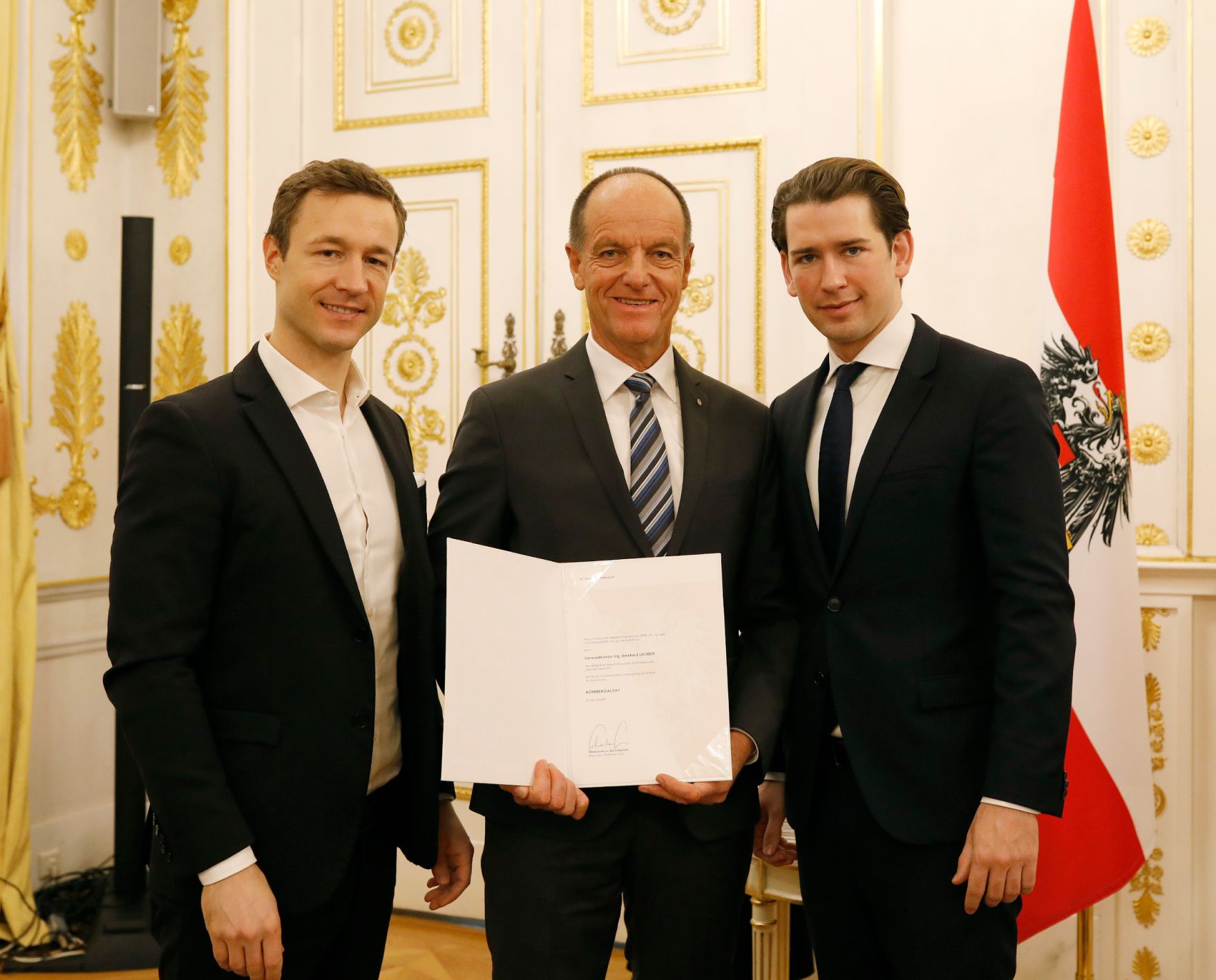 Am 3. Dezember 2018 bestellte der Bundeskanzler Vertreterinnen und Vertreter der Wirtschaft zu Mitgliedern der bei der Bundesanstalt &quot;Statistik &Ouml;sterreich&quot; eingerichteten Wirtschaftskurie. Damit haben sie das Recht, die Bezeichnung &quot;Kommerzialrat/Kommerzialr&auml;tin f&uuml;r die Statistik&quot; zu f&uuml;hren. Im Bild Bundeskanzler Sebastian Kurz (r.) und Bundesminister Gernot Bl&uuml;mel (l.).