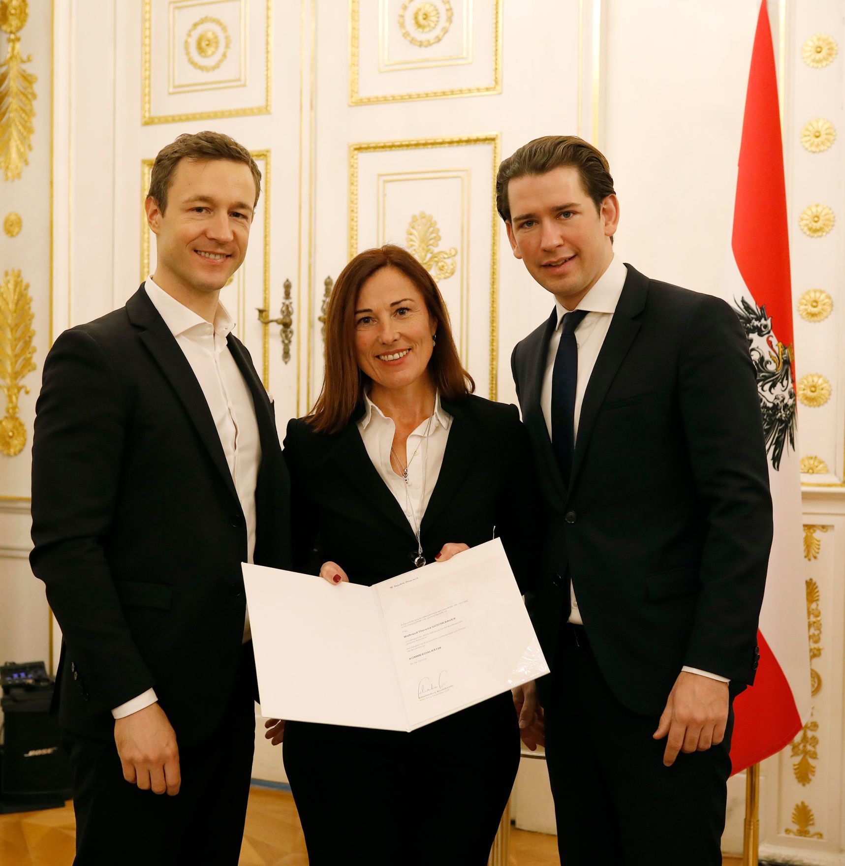 Am 3. Dezember 2018 bestellte der Bundeskanzler Vertreterinnen und Vertreter der Wirtschaft zu Mitgliedern der bei der Bundesanstalt &quot;Statistik &Ouml;sterreich&quot; eingerichteten Wirtschaftskurie. Damit haben sie das Recht, die Bezeichnung &quot;Kommerzialrat/Kommerzialr&auml;tin f&uuml;r die Statistik&quot; zu f&uuml;hren. Im Bild Bundeskanzler Sebastian Kurz (r.) und Bundesminister Gernot Bl&uuml;mel (l.).