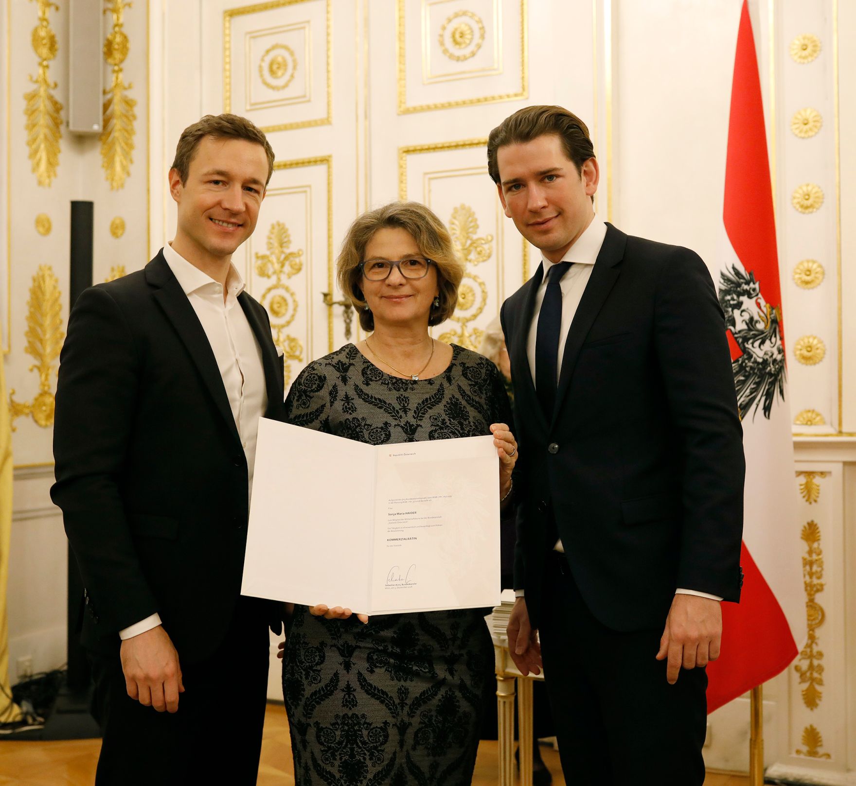 Am 3. Dezember 2018 bestellte der Bundeskanzler Vertreterinnen und Vertreter der Wirtschaft zu Mitgliedern der bei der Bundesanstalt &quot;Statistik &Ouml;sterreich&quot; eingerichteten Wirtschaftskurie. Damit haben sie das Recht, die Bezeichnung &quot;Kommerzialrat/Kommerzialr&auml;tin f&uuml;r die Statistik&quot; zu f&uuml;hren. Im Bild Bundeskanzler Sebastian Kurz (r.) und Bundesminister Gernot Bl&uuml;mel (l.).