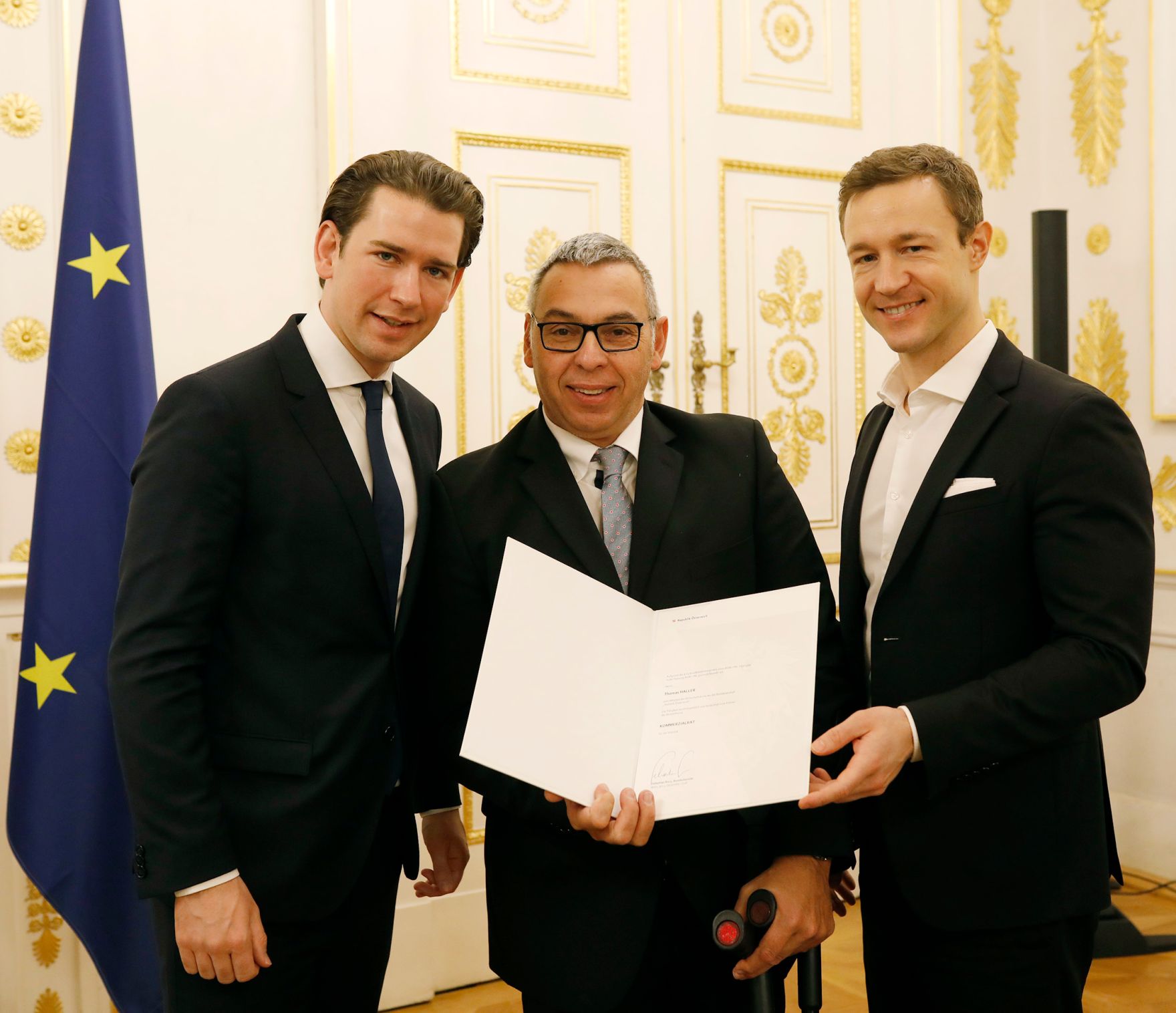 Am 3. Dezember 2018 bestellte der Bundeskanzler Vertreterinnen und Vertreter der Wirtschaft zu Mitgliedern der bei der Bundesanstalt &quot;Statistik &Ouml;sterreich&quot; eingerichteten Wirtschaftskurie. Damit haben sie das Recht, die Bezeichnung &quot;Kommerzialrat/Kommerzialr&auml;tin f&uuml;r die Statistik&quot; zu f&uuml;hren. Im Bild Bundeskanzler Sebastian Kurz (l.) und Bundesminister Gernot Bl&uuml;mel (r.).