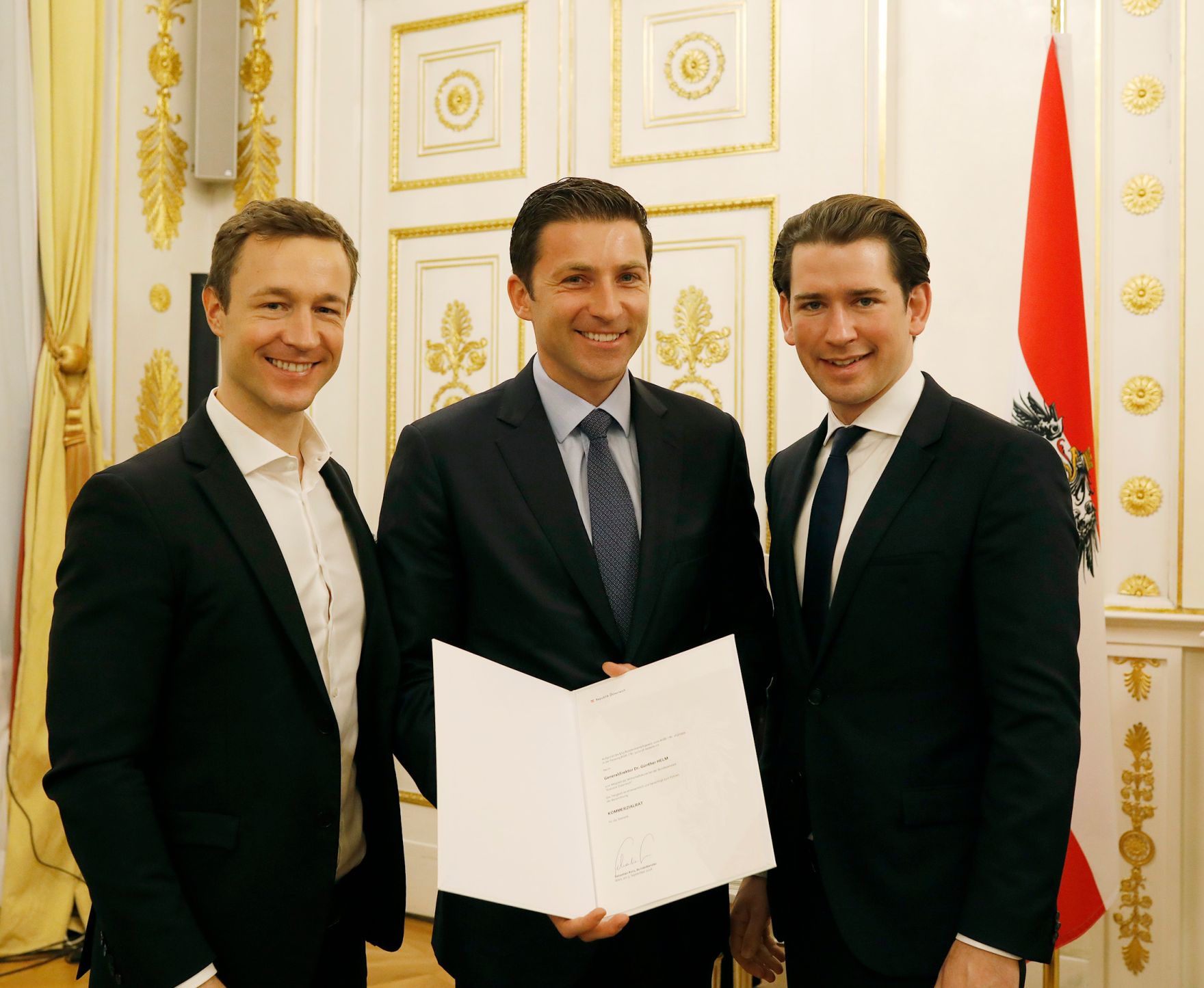 Am 3. Dezember 2018 bestellte der Bundeskanzler Vertreterinnen und Vertreter der Wirtschaft zu Mitgliedern der bei der Bundesanstalt &quot;Statistik &Ouml;sterreich&quot; eingerichteten Wirtschaftskurie. Damit haben sie das Recht, die Bezeichnung &quot;Kommerzialrat/Kommerzialr&auml;tin f&uuml;r die Statistik&quot; zu f&uuml;hren. Im Bild Bundeskanzler Sebastian Kurz (r.) und Bundesminister Gernot Bl&uuml;mel (l.).