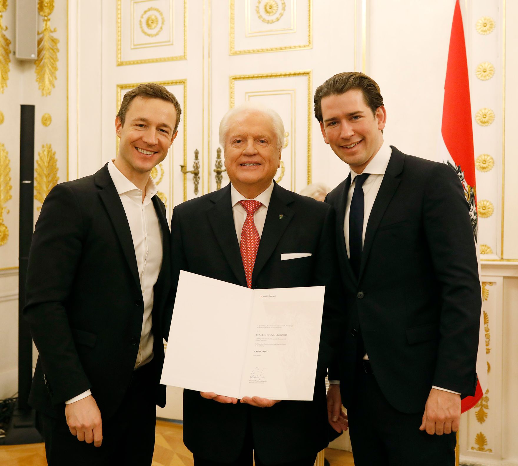 Am 3. Dezember 2018 bestellte der Bundeskanzler Vertreterinnen und Vertreter der Wirtschaft zu Mitgliedern der bei der Bundesanstalt &quot;Statistik &Ouml;sterreich&quot; eingerichteten Wirtschaftskurie. Damit haben sie das Recht, die Bezeichnung &quot;Kommerzialrat/Kommerzialr&auml;tin f&uuml;r die Statistik&quot; zu f&uuml;hren. Im Bild Bundeskanzler Sebastian Kurz (r.) und Bundesminister Gernot Bl&uuml;mel (l.).