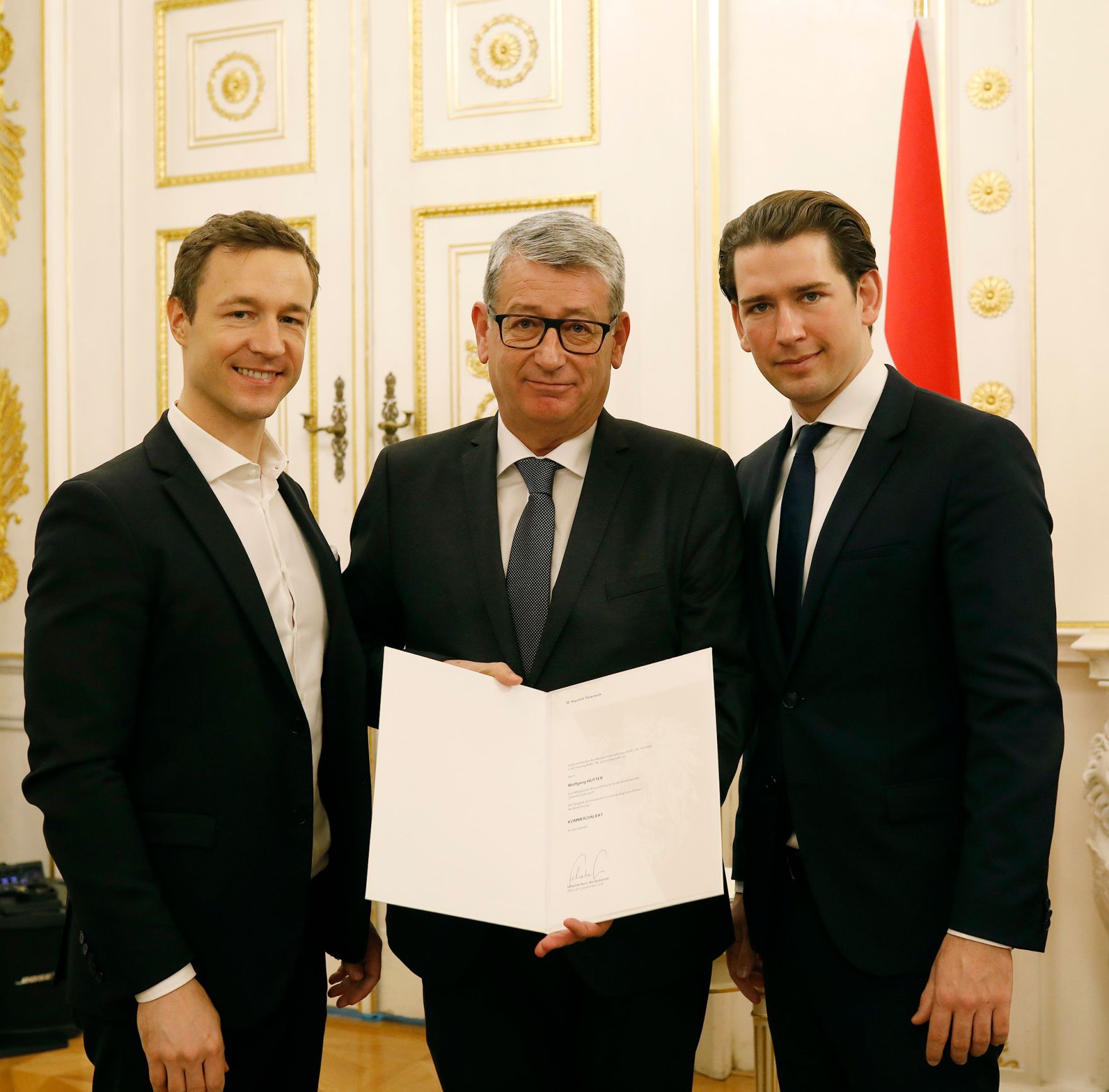 Am 3. Dezember 2018 bestellte der Bundeskanzler Vertreterinnen und Vertreter der Wirtschaft zu Mitgliedern der bei der Bundesanstalt &quot;Statistik &Ouml;sterreich&quot; eingerichteten Wirtschaftskurie. Damit haben sie das Recht, die Bezeichnung &quot;Kommerzialrat/Kommerzialr&auml;tin f&uuml;r die Statistik&quot; zu f&uuml;hren. Im Bild Bundeskanzler Sebastian Kurz (r.) und Bundesminister Gernot Bl&uuml;mel (l.).