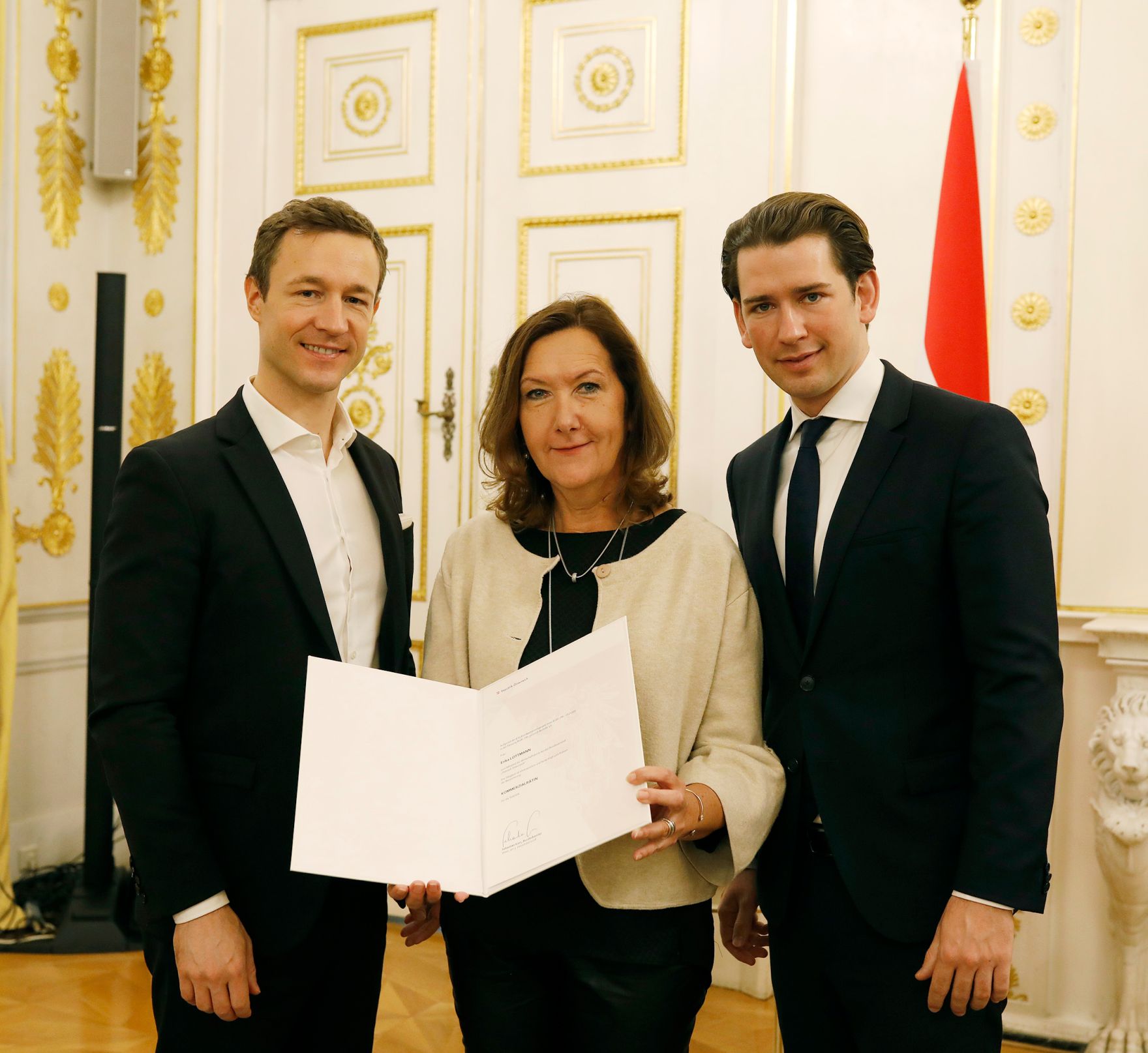 Am 3. Dezember 2018 bestellte der Bundeskanzler Vertreterinnen und Vertreter der Wirtschaft zu Mitgliedern der bei der Bundesanstalt &quot;Statistik &Ouml;sterreich&quot; eingerichteten Wirtschaftskurie. Damit haben sie das Recht, die Bezeichnung &quot;Kommerzialrat/Kommerzialr&auml;tin f&uuml;r die Statistik&quot; zu f&uuml;hren. Im Bild Bundeskanzler Sebastian Kurz (r.) und Bundesminister Gernot Bl&uuml;mel (l.).