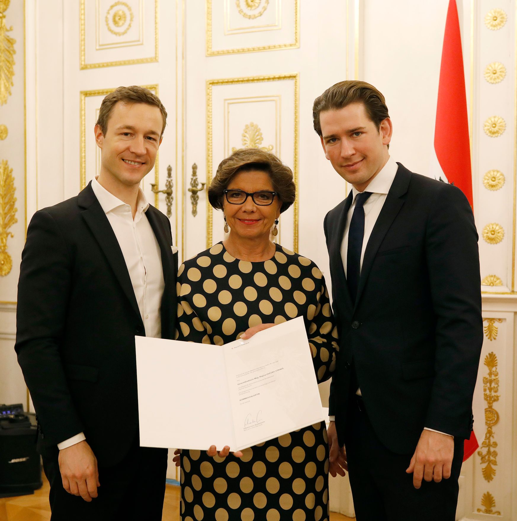 Am 3. Dezember 2018 bestellte der Bundeskanzler Vertreterinnen und Vertreter der Wirtschaft zu Mitgliedern der bei der Bundesanstalt &quot;Statistik &Ouml;sterreich&quot; eingerichteten Wirtschaftskurie. Damit haben sie das Recht, die Bezeichnung &quot;Kommerzialrat/Kommerzialr&auml;tin f&uuml;r die Statistik&quot; zu f&uuml;hren. Im Bild Bundeskanzler Sebastian Kurz (r.) und Bundesminister Gernot Bl&uuml;mel (l.).