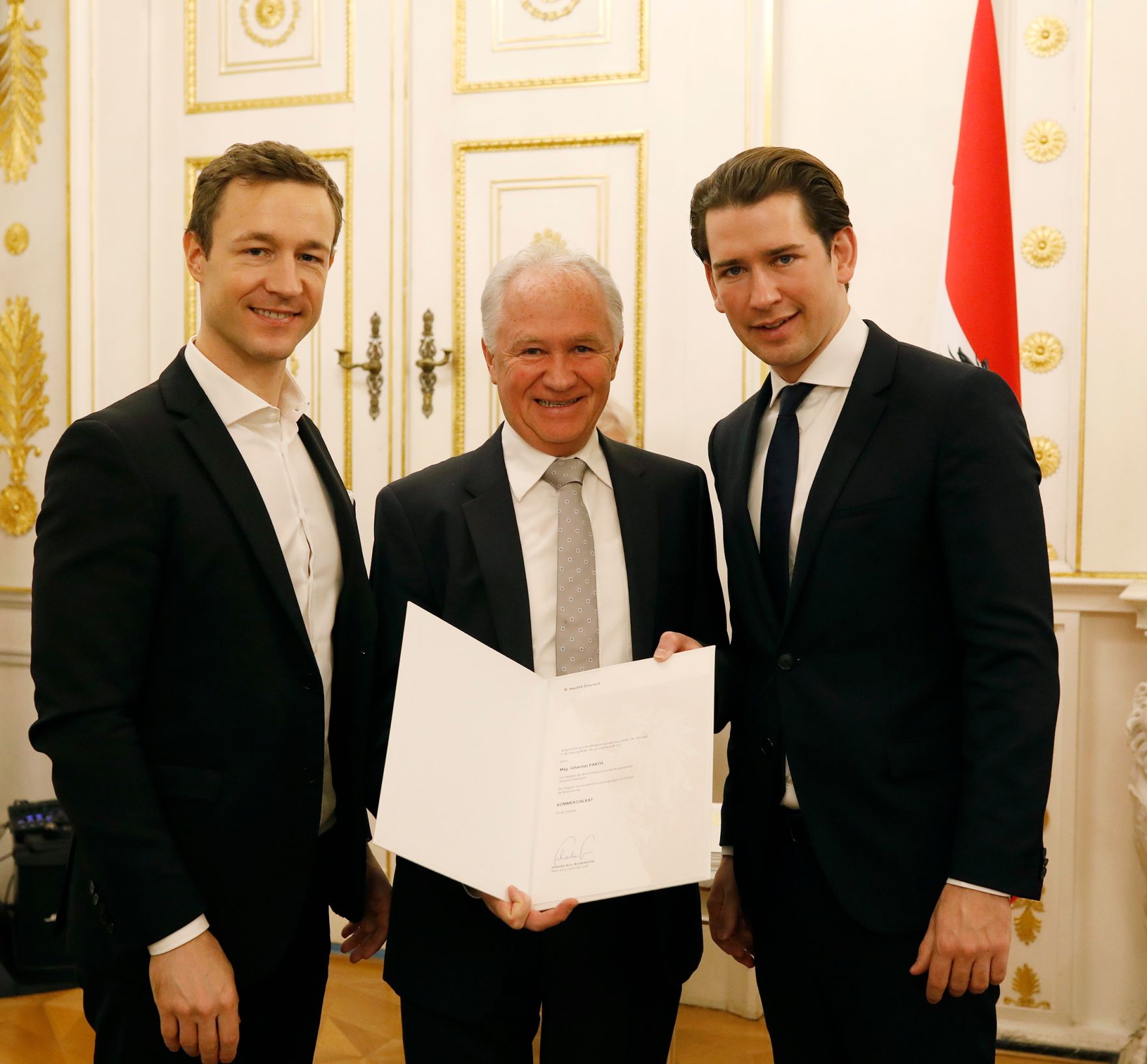 Am 3. Dezember 2018 bestellte der Bundeskanzler Vertreterinnen und Vertreter der Wirtschaft zu Mitgliedern der bei der Bundesanstalt &quot;Statistik &Ouml;sterreich&quot; eingerichteten Wirtschaftskurie. Damit haben sie das Recht, die Bezeichnung &quot;Kommerzialrat/Kommerzialr&auml;tin f&uuml;r die Statistik&quot; zu f&uuml;hren. Im Bild Bundeskanzler Sebastian Kurz (r.) und Bundesminister Gernot Bl&uuml;mel (l.).