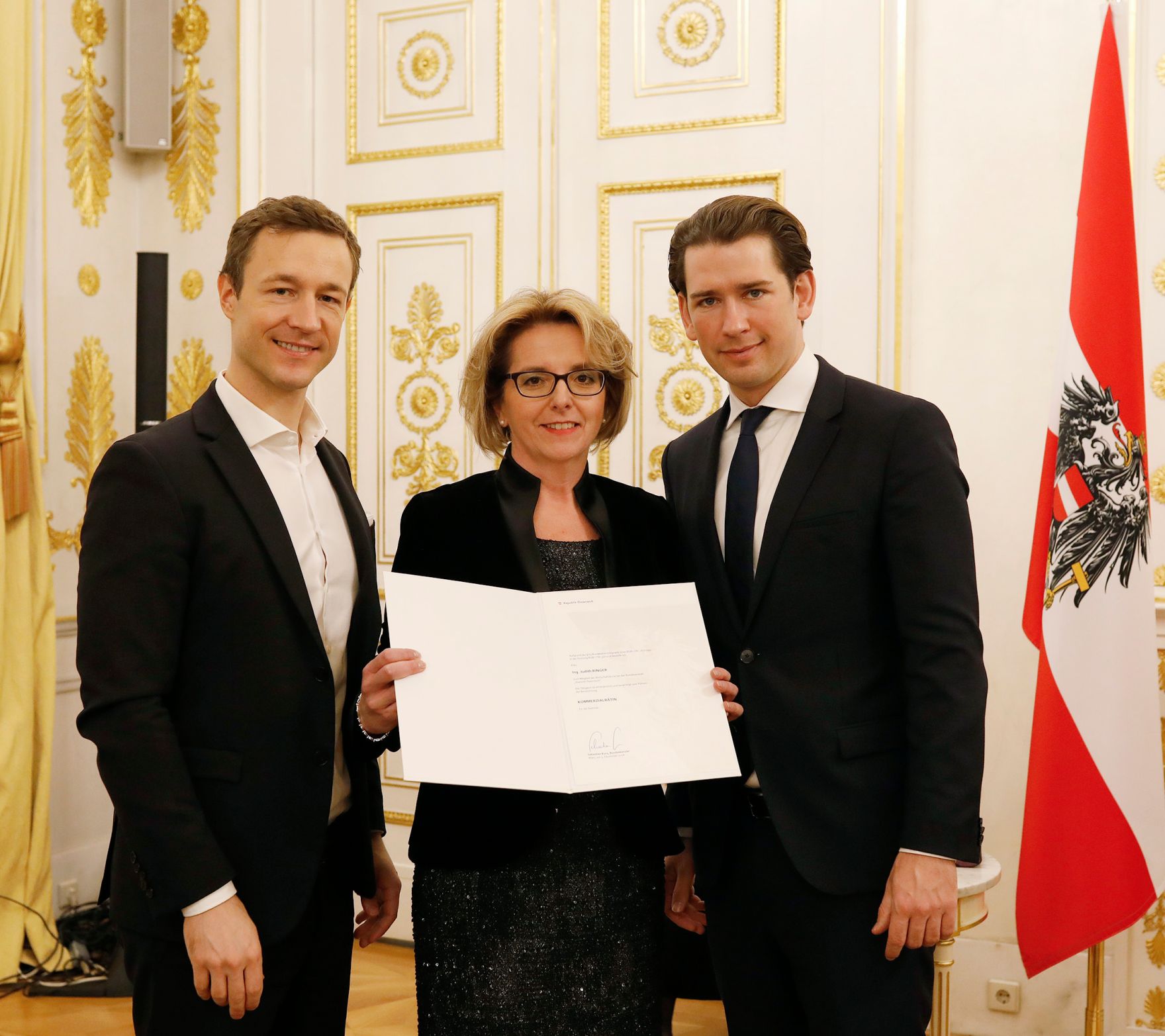 Am 3. Dezember 2018 bestellte der Bundeskanzler Vertreterinnen und Vertreter der Wirtschaft zu Mitgliedern der bei der Bundesanstalt &quot;Statistik &Ouml;sterreich&quot; eingerichteten Wirtschaftskurie. Damit haben sie das Recht, die Bezeichnung &quot;Kommerzialrat/Kommerzialr&auml;tin f&uuml;r die Statistik&quot; zu f&uuml;hren. Im Bild Bundeskanzler Sebastian Kurz (r.) und Bundesminister Gernot Bl&uuml;mel (l.).