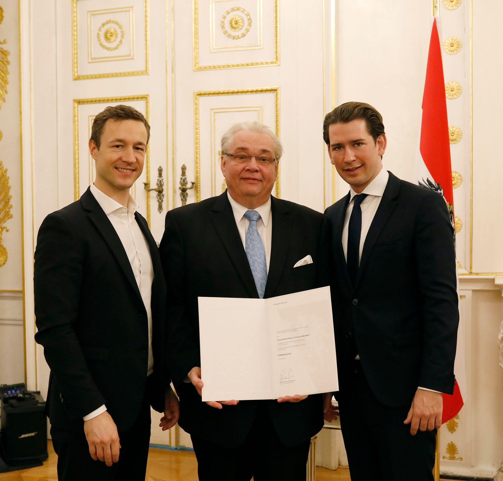 Am 3. Dezember 2018 bestellte der Bundeskanzler Vertreterinnen und Vertreter der Wirtschaft zu Mitgliedern der bei der Bundesanstalt &quot;Statistik &Ouml;sterreich&quot; eingerichteten Wirtschaftskurie. Damit haben sie das Recht, die Bezeichnung &quot;Kommerzialrat/Kommerzialr&auml;tin f&uuml;r die Statistik&quot; zu f&uuml;hren. Im Bild Bundeskanzler Sebastian Kurz (r.) und Bundesminister Gernot Bl&uuml;mel (l.).