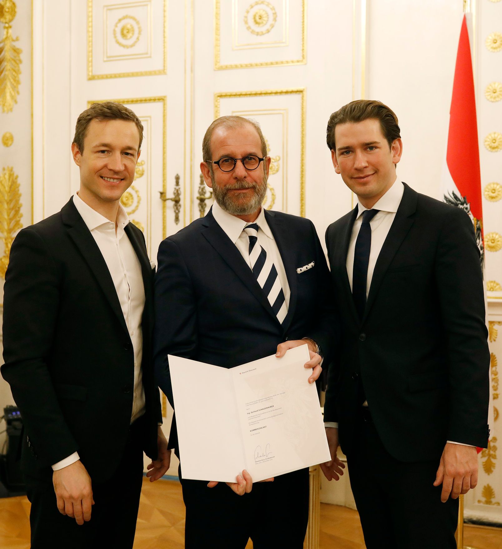 Am 3. Dezember 2018 bestellte der Bundeskanzler Vertreterinnen und Vertreter der Wirtschaft zu Mitgliedern der bei der Bundesanstalt &quot;Statistik &Ouml;sterreich&quot; eingerichteten Wirtschaftskurie. Damit haben sie das Recht, die Bezeichnung &quot;Kommerzialrat/Kommerzialr&auml;tin f&uuml;r die Statistik&quot; zu f&uuml;hren. Im Bild Bundeskanzler Sebastian Kurz (r.) und Bundesminister Gernot Bl&uuml;mel (l.).