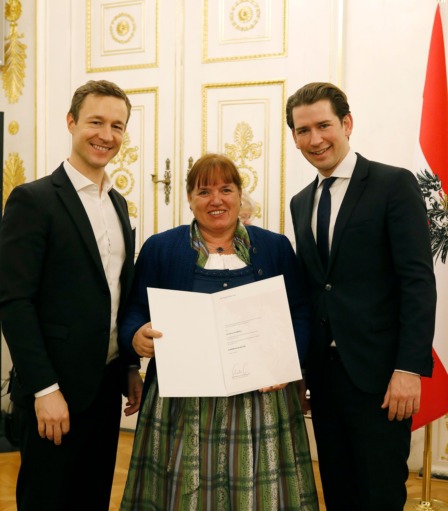 Am 3. Dezember 2018 bestellte der Bundeskanzler Vertreterinnen und Vertreter der Wirtschaft zu Mitgliedern der bei der Bundesanstalt &quot;Statistik &Ouml;sterreich&quot; eingerichteten Wirtschaftskurie. Damit haben sie das Recht, die Bezeichnung &quot;Kommerzialrat/Kommerzialr&auml;tin f&uuml;r die Statistik&quot; zu f&uuml;hren. Im Bild Bundeskanzler Sebastian Kurz (r.) und Bundesminister Gernot Bl&uuml;mel (l.).