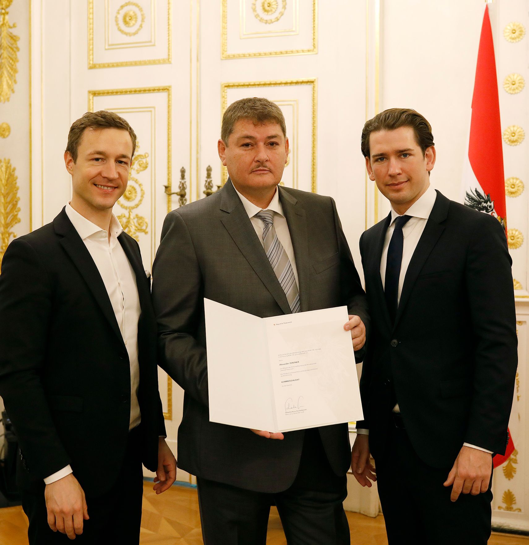 Am 3. Dezember 2018 bestellte der Bundeskanzler Vertreterinnen und Vertreter der Wirtschaft zu Mitgliedern der bei der Bundesanstalt "Statistik &Ouml;sterreich" eingerichteten Wirtschaftskurie. Damit haben sie das Recht, die Bezeichnung "Kommerzialrat/Kommerzialr&auml;tin f&uuml;r die Statistik" zu f&uuml;hren. Im Bild Bundeskanzler Sebastian Kurz (r.) und Bundesminister Gernot Bl&uuml;mel (l.).