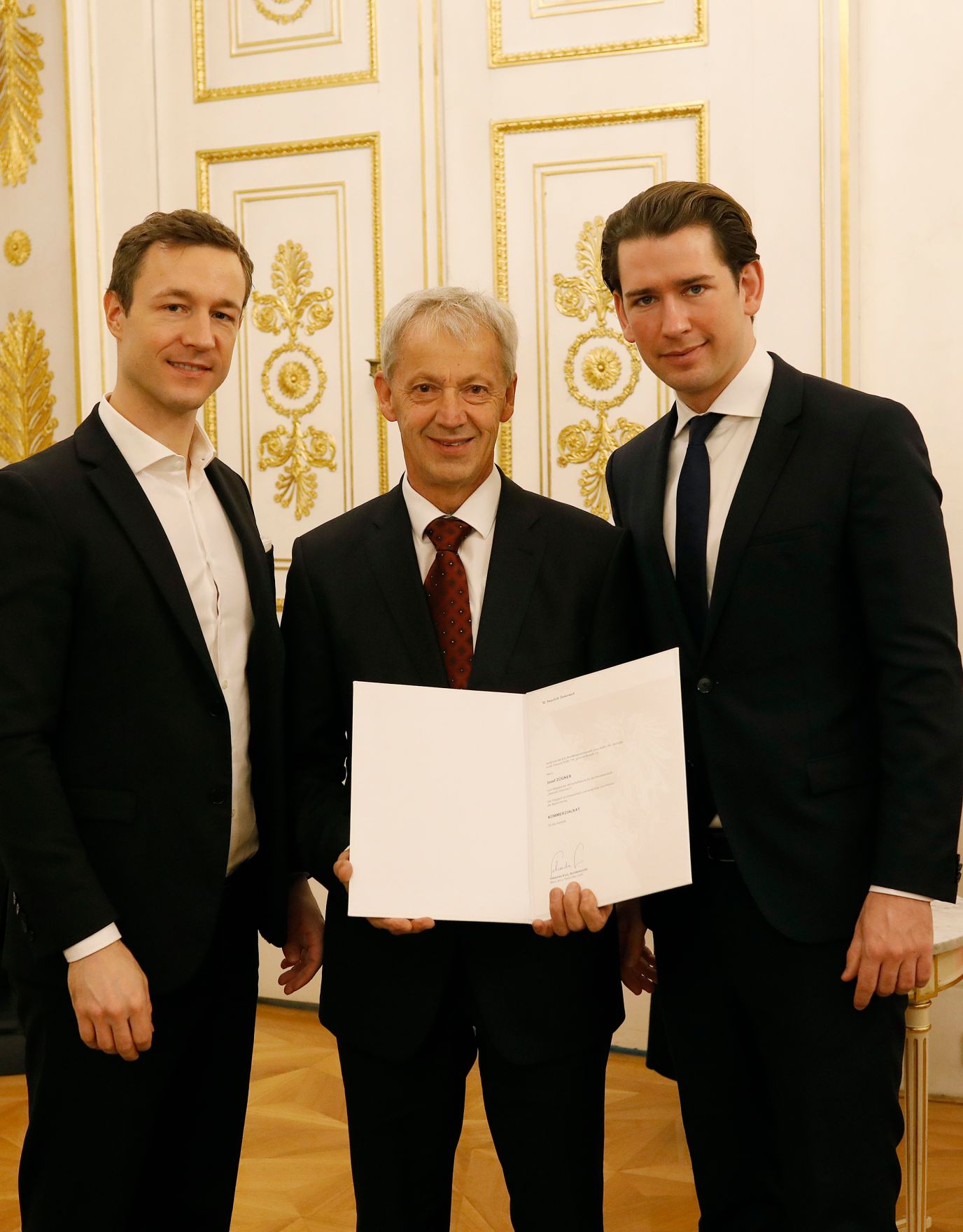 Am 3. Dezember 2018 bestellte der Bundeskanzler Vertreterinnen und Vertreter der Wirtschaft zu Mitgliedern der bei der Bundesanstalt "Statistik &Ouml;sterreich" eingerichteten Wirtschaftskurie. Damit haben sie das Recht, die Bezeichnung "Kommerzialrat/Kommerzialr&auml;tin f&uuml;r die Statistik" zu f&uuml;hren. Im Bild Bundeskanzler Sebastian Kurz (r.) und Bundesminister Gernot Bl&uuml;mel (l.).