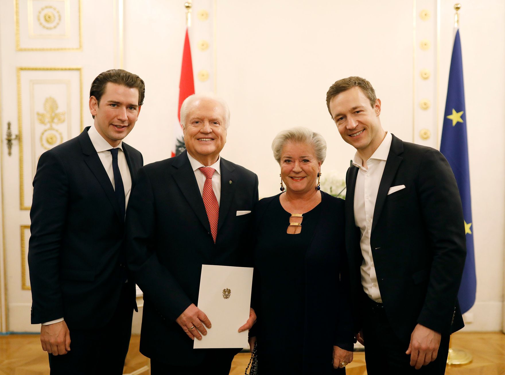 Am 3. Dezember 2018 bestellte der Bundeskanzler Vertreterinnen und Vertreter der Wirtschaft zu Mitgliedern der bei der Bundesanstalt "Statistik &Ouml;sterreich" eingerichteten Wirtschaftskurie. Damit haben sie das Recht, die Bezeichnung "Kommerzialrat/Kommerzialr&auml;tin f&uuml;r die Statistik" zu f&uuml;hren. Im Bild Bundeskanzler Sebastian Kurz (l.) und Bundesminister Gernot Bl&uuml;mel (r.).