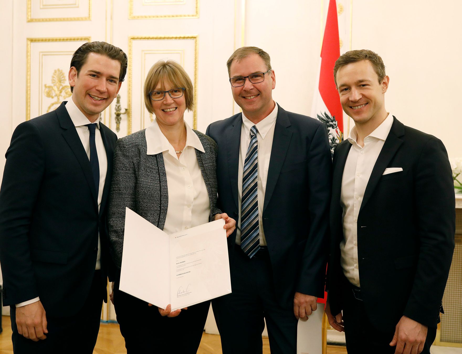 Am 3. Dezember 2018 bestellte der Bundeskanzler Vertreterinnen und Vertreter der Wirtschaft zu Mitgliedern der bei der Bundesanstalt "Statistik &Ouml;sterreich" eingerichteten Wirtschaftskurie. Damit haben sie das Recht, die Bezeichnung "Kommerzialrat/Kommerzialr&auml;tin f&uuml;r die Statistik" zu f&uuml;hren. Im Bild Bundeskanzler Sebastian Kurz (l.) und Bundesminister Gernot Bl&uuml;mel (r.).