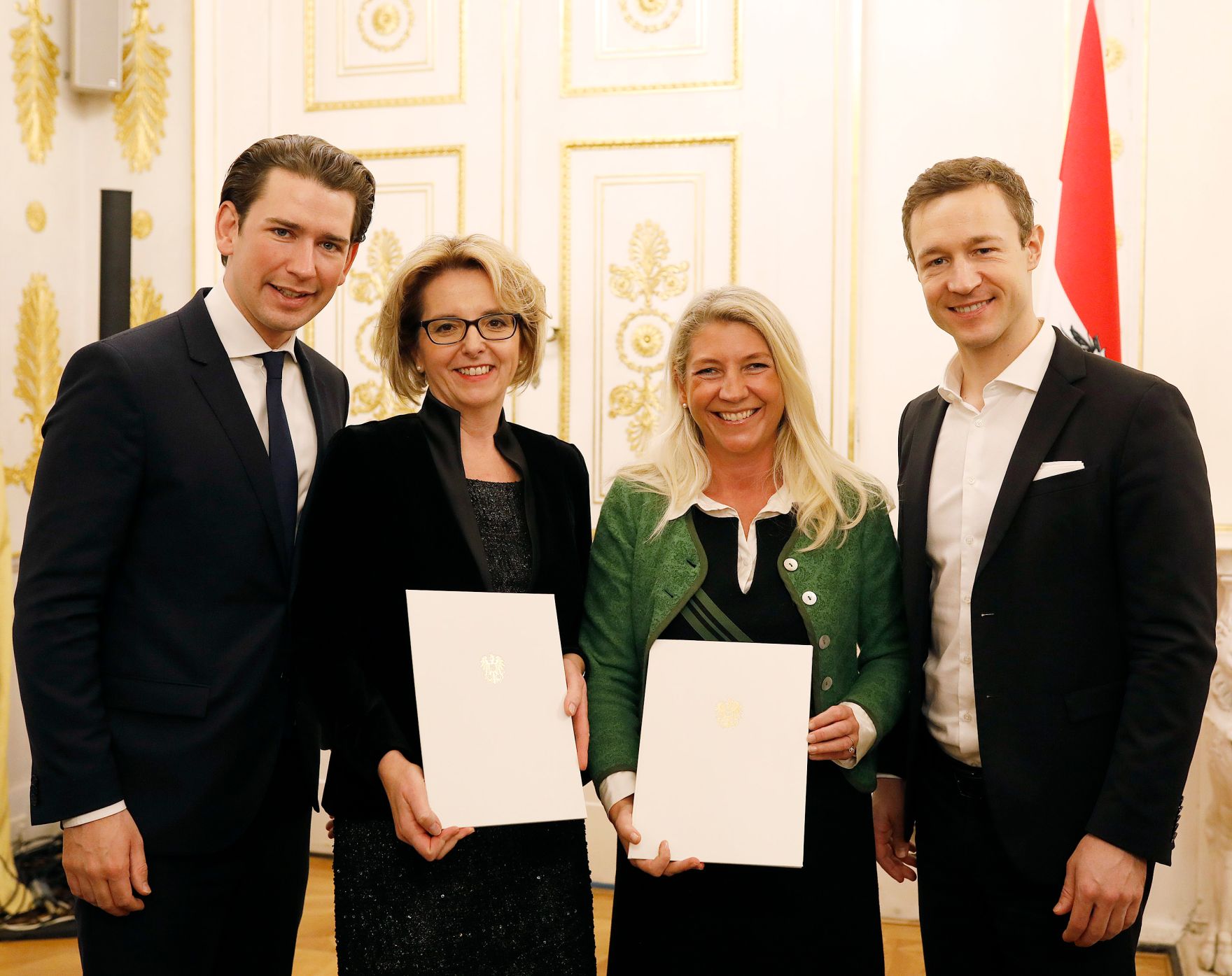 Am 3. Dezember 2018 bestellte der Bundeskanzler Vertreterinnen und Vertreter der Wirtschaft zu Mitgliedern der bei der Bundesanstalt "Statistik &Ouml;sterreich" eingerichteten Wirtschaftskurie. Damit haben sie das Recht, die Bezeichnung "Kommerzialrat/Kommerzialr&auml;tin f&uuml;r die Statistik" zu f&uuml;hren. Im Bild Bundeskanzler Sebastian Kurz (l.) und Bundesminister Gernot Bl&uuml;mel (r.).