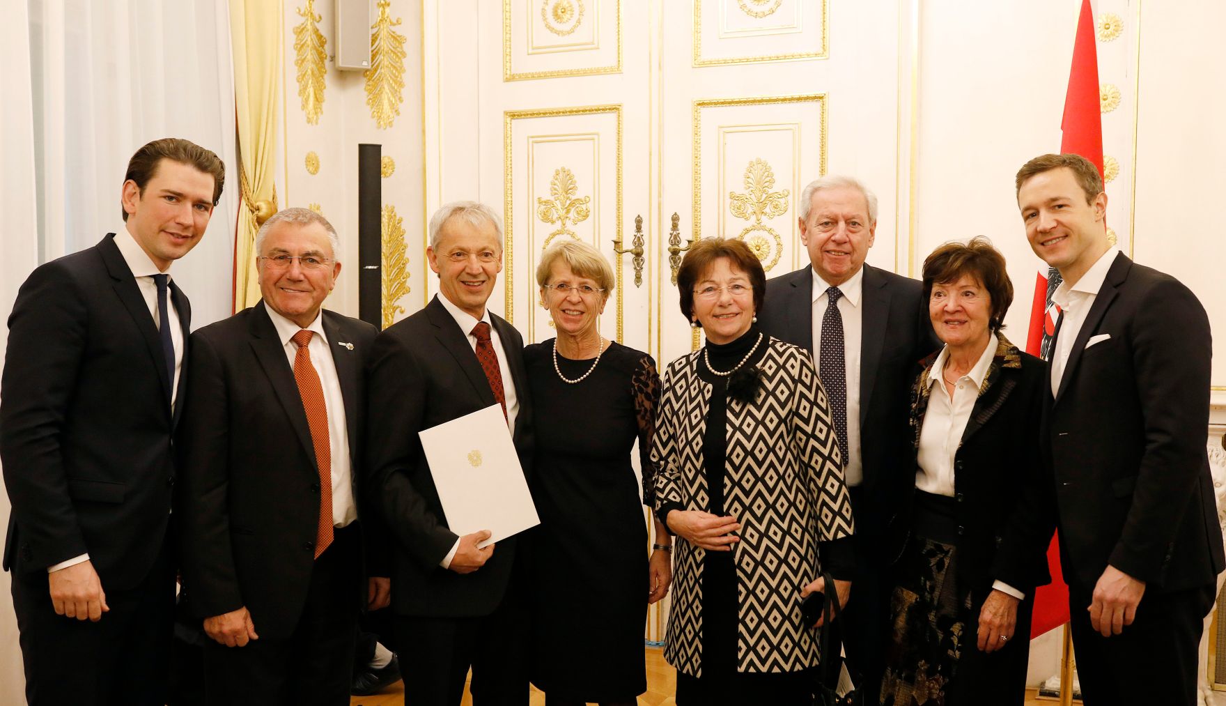 Am 3. Dezember 2018 bestellte der Bundeskanzler Vertreterinnen und Vertreter der Wirtschaft zu Mitgliedern der bei der Bundesanstalt "Statistik &Ouml;sterreich" eingerichteten Wirtschaftskurie. Damit haben sie das Recht, die Bezeichnung "Kommerzialrat/Kommerzialr&auml;tin f&uuml;r die Statistik" zu f&uuml;hren. Im Bild Bundeskanzler Sebastian Kurz (l.) und Bundesminister Gernot Bl&uuml;mel (r.).