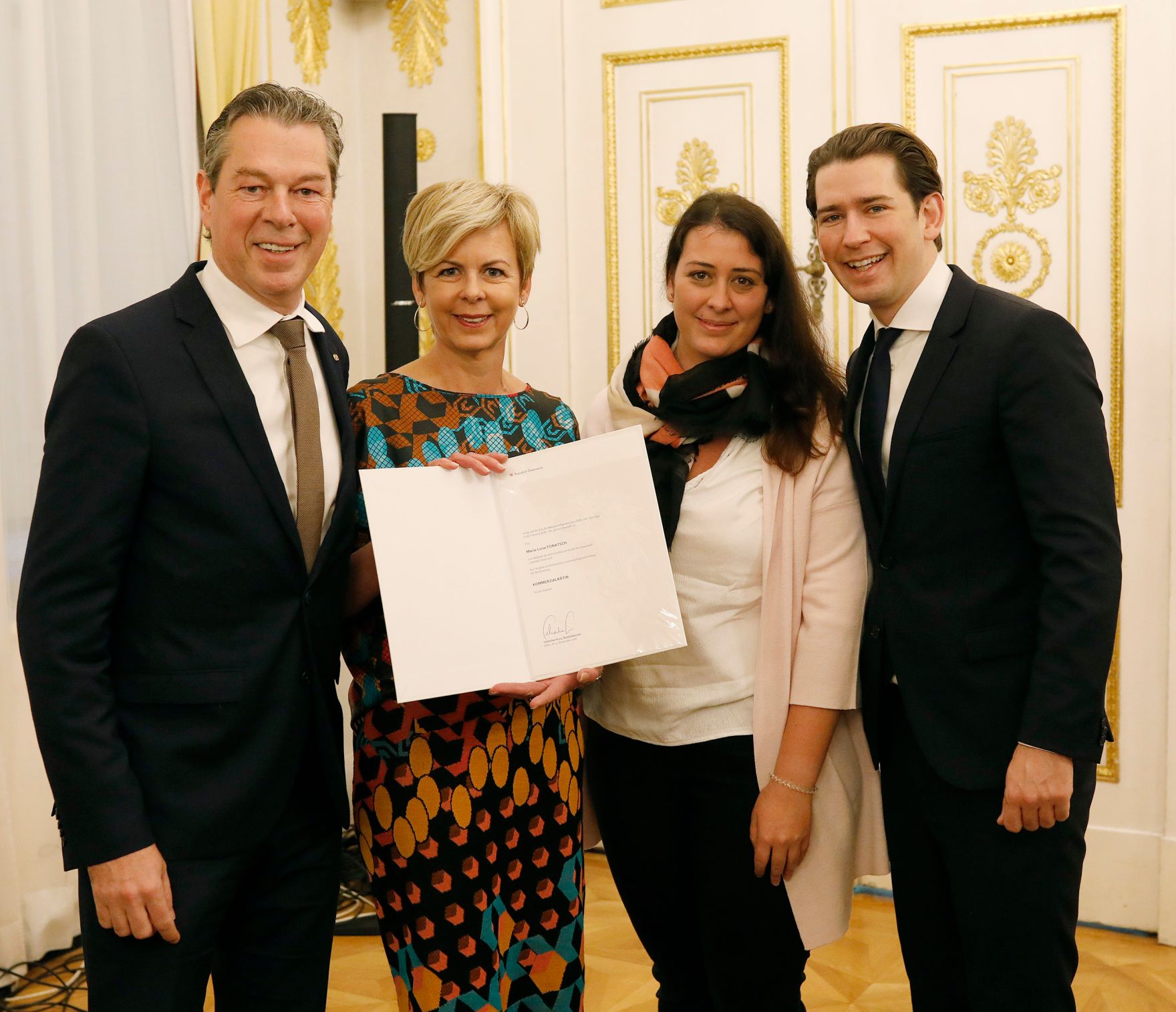 Am 3. Dezember 2018 bestellte der Bundeskanzler Vertreterinnen und Vertreter der Wirtschaft zu Mitgliedern der bei der Bundesanstalt "Statistik &Ouml;sterreich" eingerichteten Wirtschaftskurie. Damit haben sie das Recht, die Bezeichnung "Kommerzialrat/Kommerzialr&auml;tin f&uuml;r die Statistik" zu f&uuml;hren. Im Bild Bundeskanzler Sebastian Kurz (r.).