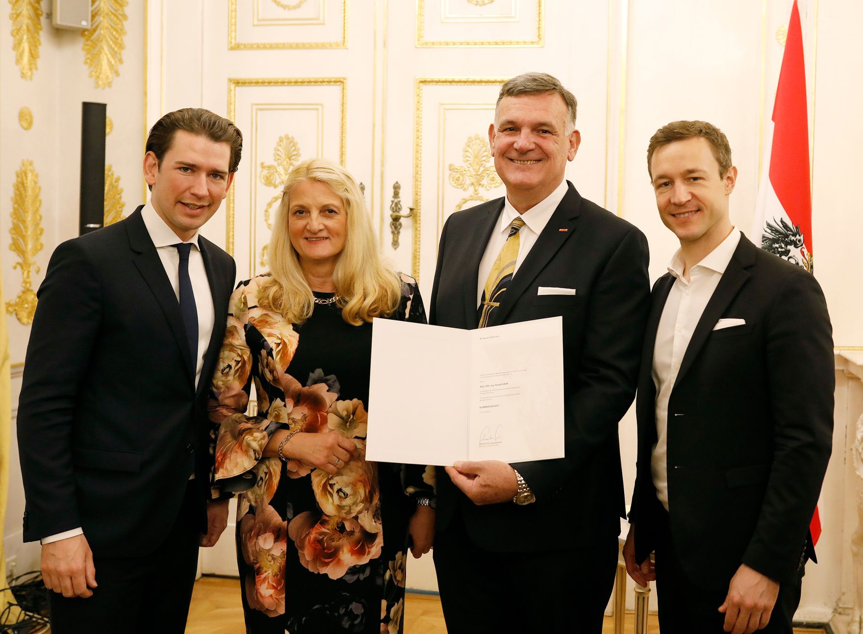 Am 3. Dezember 2018 bestellte der Bundeskanzler Vertreterinnen und Vertreter der Wirtschaft zu Mitgliedern der bei der Bundesanstalt "Statistik &Ouml;sterreich" eingerichteten Wirtschaftskurie. Damit haben sie das Recht, die Bezeichnung "Kommerzialrat/Kommerzialr&auml;tin f&uuml;r die Statistik" zu f&uuml;hren. Im Bild Bundeskanzler Sebastian Kurz (l.) und Bundesminister Gernot Bl&uuml;mel (r.).