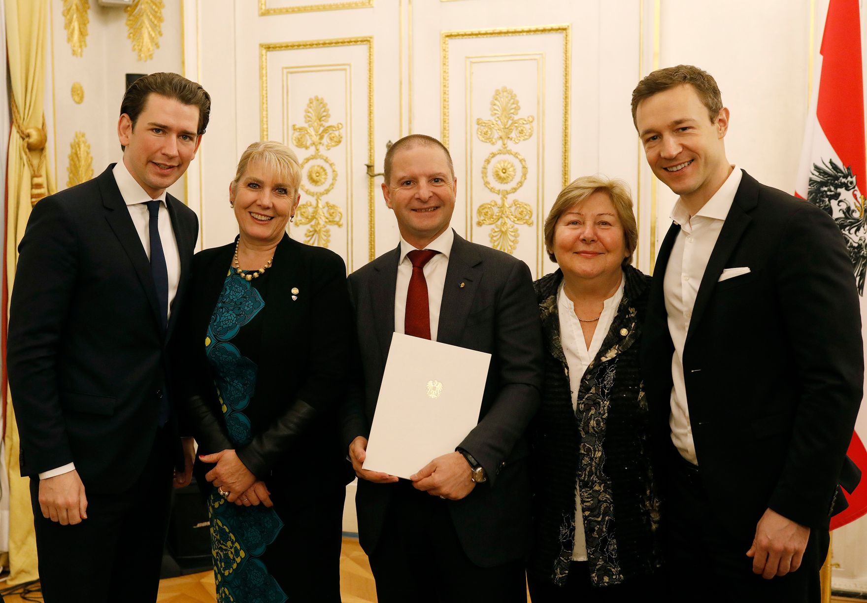 Am 3. Dezember 2018 bestellte der Bundeskanzler Vertreterinnen und Vertreter der Wirtschaft zu Mitgliedern der bei der Bundesanstalt "Statistik &Ouml;sterreich" eingerichteten Wirtschaftskurie. Damit haben sie das Recht, die Bezeichnung "Kommerzialrat/Kommerzialr&auml;tin f&uuml;r die Statistik" zu f&uuml;hren. Im Bild Bundeskanzler Sebastian Kurz (l.) und Bundesminister Gernot Bl&uuml;mel (r.).