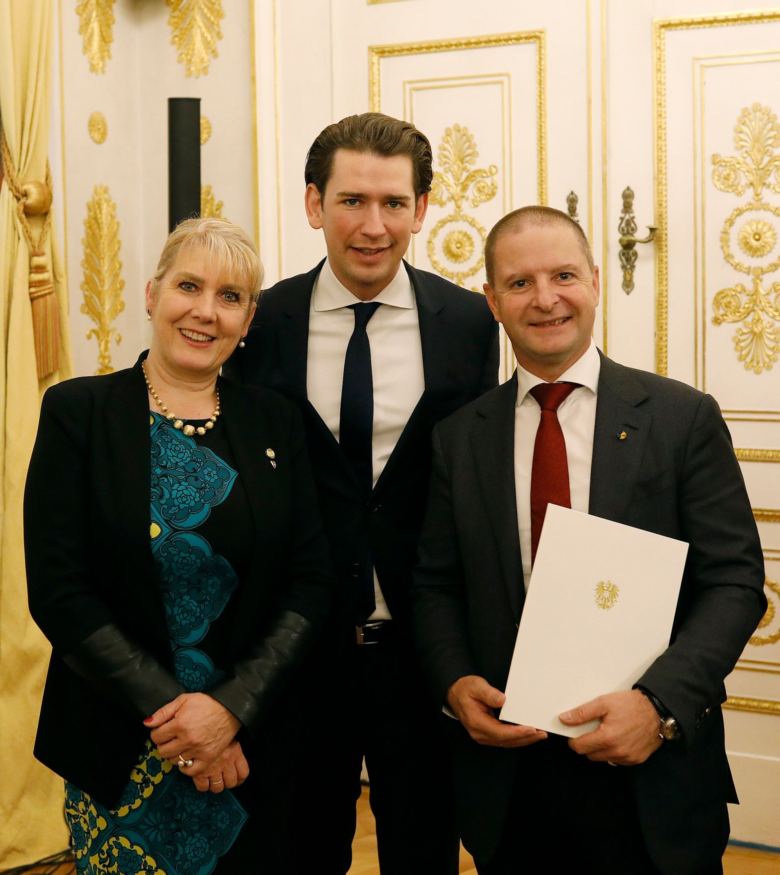 Am 3. Dezember 2018 bestellte der Bundeskanzler Vertreterinnen und Vertreter der Wirtschaft zu Mitgliedern der bei der Bundesanstalt "Statistik &Ouml;sterreich" eingerichteten Wirtschaftskurie. Damit haben sie das Recht, die Bezeichnung "Kommerzialrat/Kommerzialr&auml;tin f&uuml;r die Statistik" zu f&uuml;hren. Im Bild Bundeskanzler Sebastian Kurz (m.).