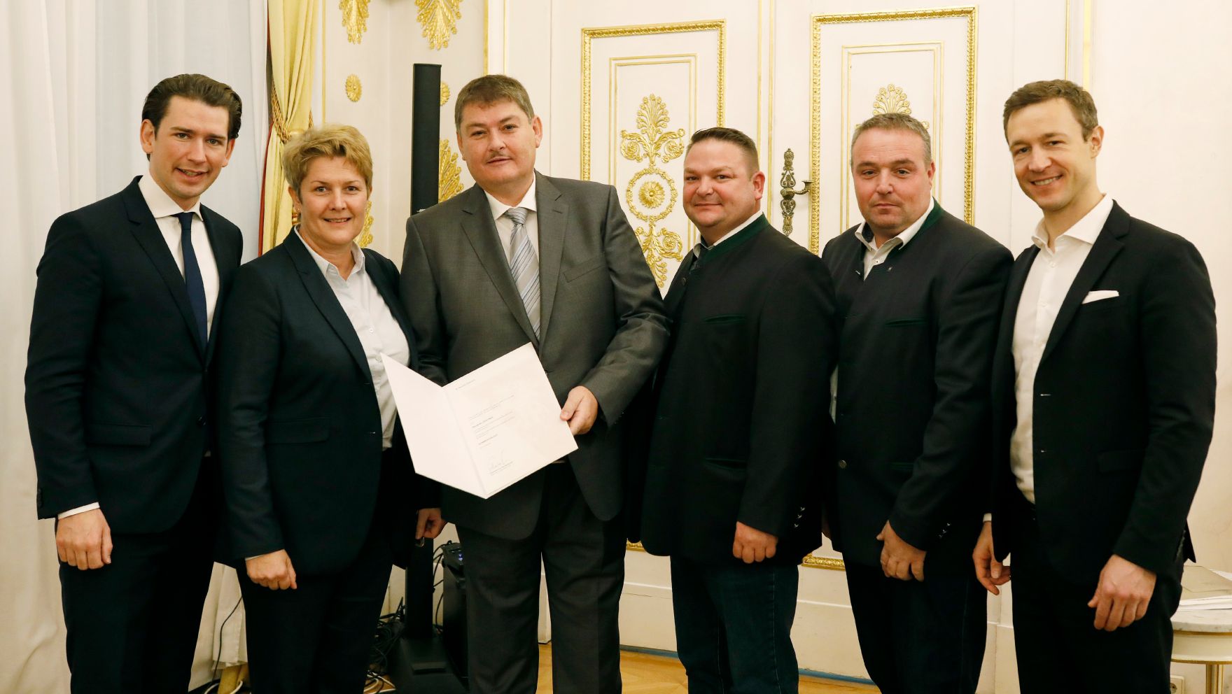 Am 3. Dezember 2018 bestellte der Bundeskanzler Vertreterinnen und Vertreter der Wirtschaft zu Mitgliedern der bei der Bundesanstalt "Statistik &Ouml;sterreich" eingerichteten Wirtschaftskurie. Damit haben sie das Recht, die Bezeichnung "Kommerzialrat/Kommerzialr&auml;tin f&uuml;r die Statistik" zu f&uuml;hren. Im Bild Bundeskanzler Sebastian Kurz (l.) und Bundesminister Gernot Bl&uuml;mel (r.).