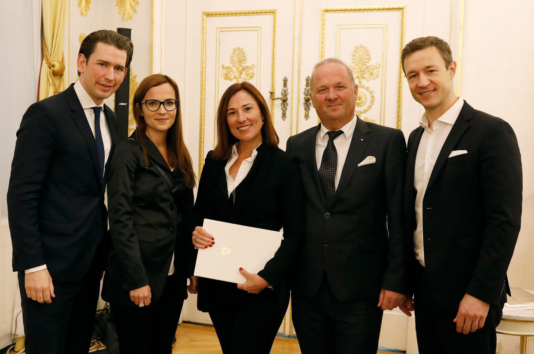 Am 3. Dezember 2018 bestellte der Bundeskanzler Vertreterinnen und Vertreter der Wirtschaft zu Mitgliedern der bei der Bundesanstalt "Statistik &Ouml;sterreich" eingerichteten Wirtschaftskurie. Damit haben sie das Recht, die Bezeichnung "Kommerzialrat/Kommerzialr&auml;tin f&uuml;r die Statistik" zu f&uuml;hren. Im Bild Bundeskanzler Sebastian Kurz (l.) und Bundesminister Gernot Bl&uuml;mel (r.).