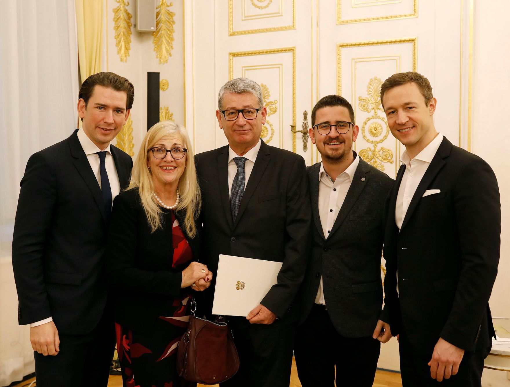 Am 3. Dezember 2018 bestellte der Bundeskanzler Vertreterinnen und Vertreter der Wirtschaft zu Mitgliedern der bei der Bundesanstalt "Statistik &Ouml;sterreich" eingerichteten Wirtschaftskurie. Damit haben sie das Recht, die Bezeichnung "Kommerzialrat/Kommerzialr&auml;tin f&uuml;r die Statistik" zu f&uuml;hren. Im Bild Bundeskanzler Sebastian Kurz (l.) und Bundesminister Gernot Bl&uuml;mel (r.).