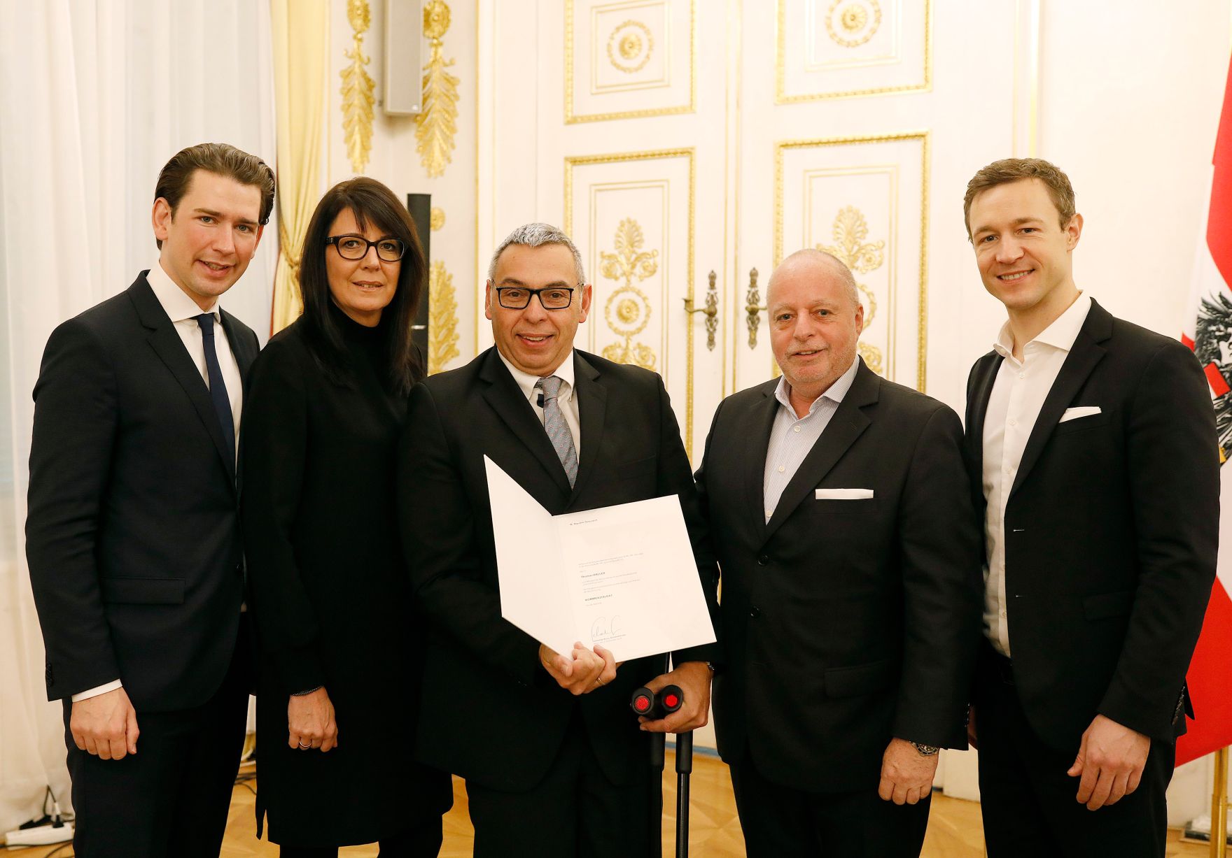 Am 3. Dezember 2018 bestellte der Bundeskanzler Vertreterinnen und Vertreter der Wirtschaft zu Mitgliedern der bei der Bundesanstalt "Statistik &Ouml;sterreich" eingerichteten Wirtschaftskurie. Damit haben sie das Recht, die Bezeichnung "Kommerzialrat/Kommerzialr&auml;tin f&uuml;r die Statistik" zu f&uuml;hren. Im Bild Bundeskanzler Sebastian Kurz (l.) und Bundesminister Gernot Bl&uuml;mel (r.).