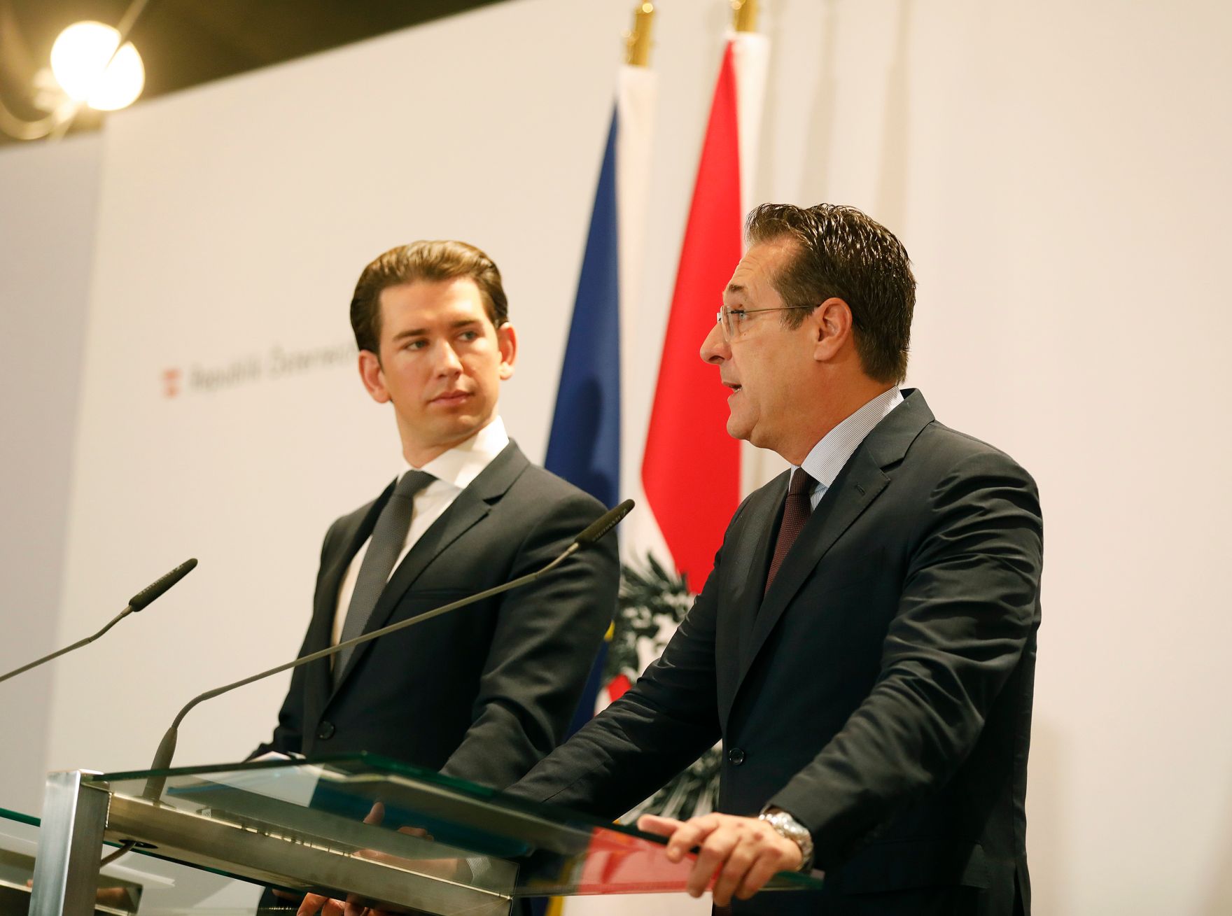 Am 4. Dezember 2018 luden Bundeskanzler Sebastian Kurz (l.) und Vizekanzler Heinz-Christian Strache (r.) zur Pressekonferenz zu &bdquo;Ein Jahr Bundesregierung&ldquo; in die Wiener Hofburg.