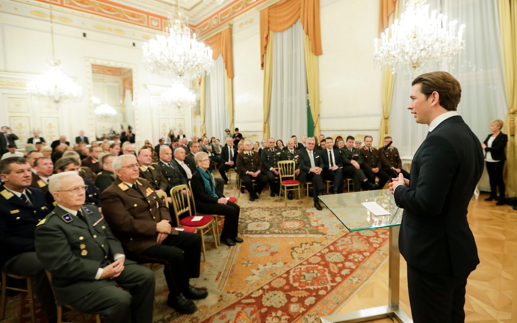 Am 5. Dezember 2018 verlieh Bundeskanzler Sebastian Kurz das Bundes-Ehrenzeichen an Personen, die durch ehrenamtliche, unentgeltliche Leistungen im Rahmen von Freiwilligen-Organisationen und Freiwilligen-Initiativen auf Gebieten, die Bundessache betreffen, Verdienste erbracht haben. Im Bild Bundeskanzler Sebastian Kurz (r.).