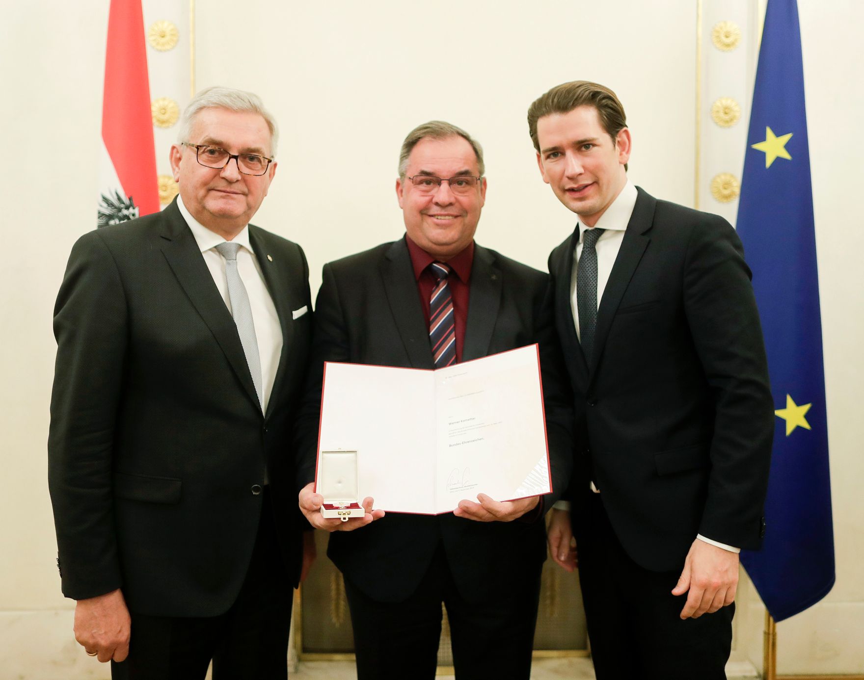 Am 5. Dezember 2018 verlieh Bundeskanzler Sebastian Kurz das Bundes-Ehrenzeichen an Personen, die durch ehrenamtliche, unentgeltliche Leistungen im Rahmen von Freiwilligen-Organisationen und Freiwilligen-Initiativen auf Gebieten, die Bundessache betreffen, Verdienste erbracht haben. Im Bild Bundeskanzler Sebastian Kurz (r.).