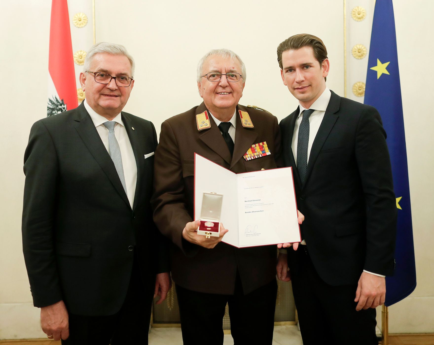 Am 5. Dezember 2018 verlieh Bundeskanzler Sebastian Kurz das Bundes-Ehrenzeichen an Personen, die durch ehrenamtliche, unentgeltliche Leistungen im Rahmen von Freiwilligen-Organisationen und Freiwilligen-Initiativen auf Gebieten, die Bundessache betreffen, Verdienste erbracht haben. Im Bild Bundeskanzler Sebastian Kurz (r.).