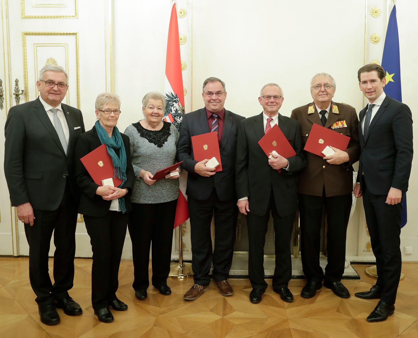 Am 5. Dezember 2018 verlieh Bundeskanzler Sebastian Kurz das Bundes-Ehrenzeichen an Personen, die durch ehrenamtliche, unentgeltliche Leistungen im Rahmen von Freiwilligen-Organisationen und Freiwilligen-Initiativen auf Gebieten, die Bundessache betreffen, Verdienste erbracht haben. Im Bild Bundeskanzler Sebastian Kurz (r.).