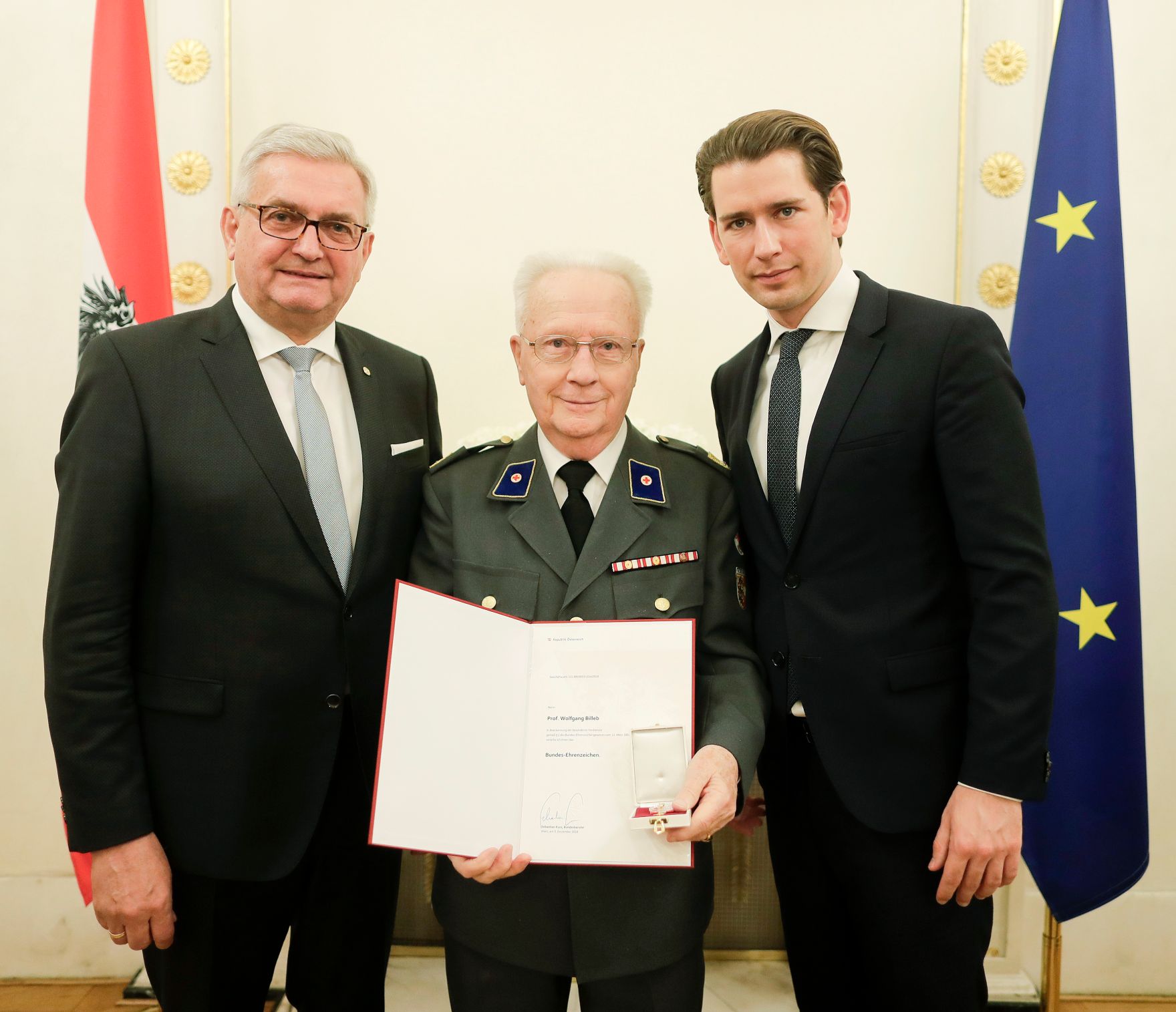 Am 5. Dezember 2018 verlieh Bundeskanzler Sebastian Kurz das Bundes-Ehrenzeichen an Personen, die durch ehrenamtliche, unentgeltliche Leistungen im Rahmen von Freiwilligen-Organisationen und Freiwilligen-Initiativen auf Gebieten, die Bundessache betreffen, Verdienste erbracht haben. Im Bild Bundeskanzler Sebastian Kurz (r.).