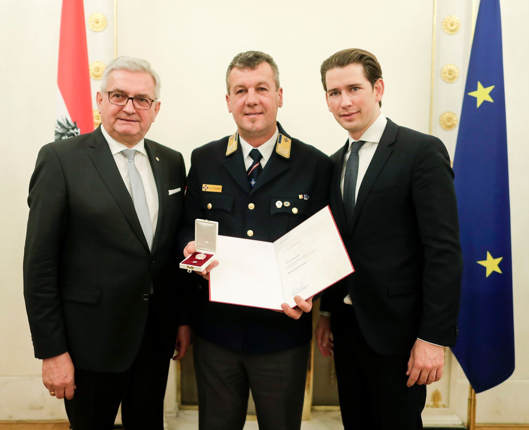 Am 5. Dezember 2018 verlieh Bundeskanzler Sebastian Kurz das Bundes-Ehrenzeichen an Personen, die durch ehrenamtliche, unentgeltliche Leistungen im Rahmen von Freiwilligen-Organisationen und Freiwilligen-Initiativen auf Gebieten, die Bundessache betreffen, Verdienste erbracht haben. Im Bild Bundeskanzler Sebastian Kurz (r.).