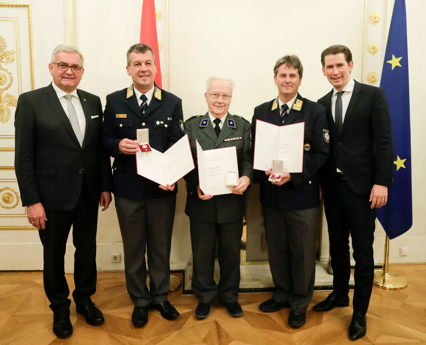 Am 5. Dezember 2018 verlieh Bundeskanzler Sebastian Kurz das Bundes-Ehrenzeichen an Personen, die durch ehrenamtliche, unentgeltliche Leistungen im Rahmen von Freiwilligen-Organisationen und Freiwilligen-Initiativen auf Gebieten, die Bundessache betreffen, Verdienste erbracht haben. Im Bild Bundeskanzler Sebastian Kurz (r.).