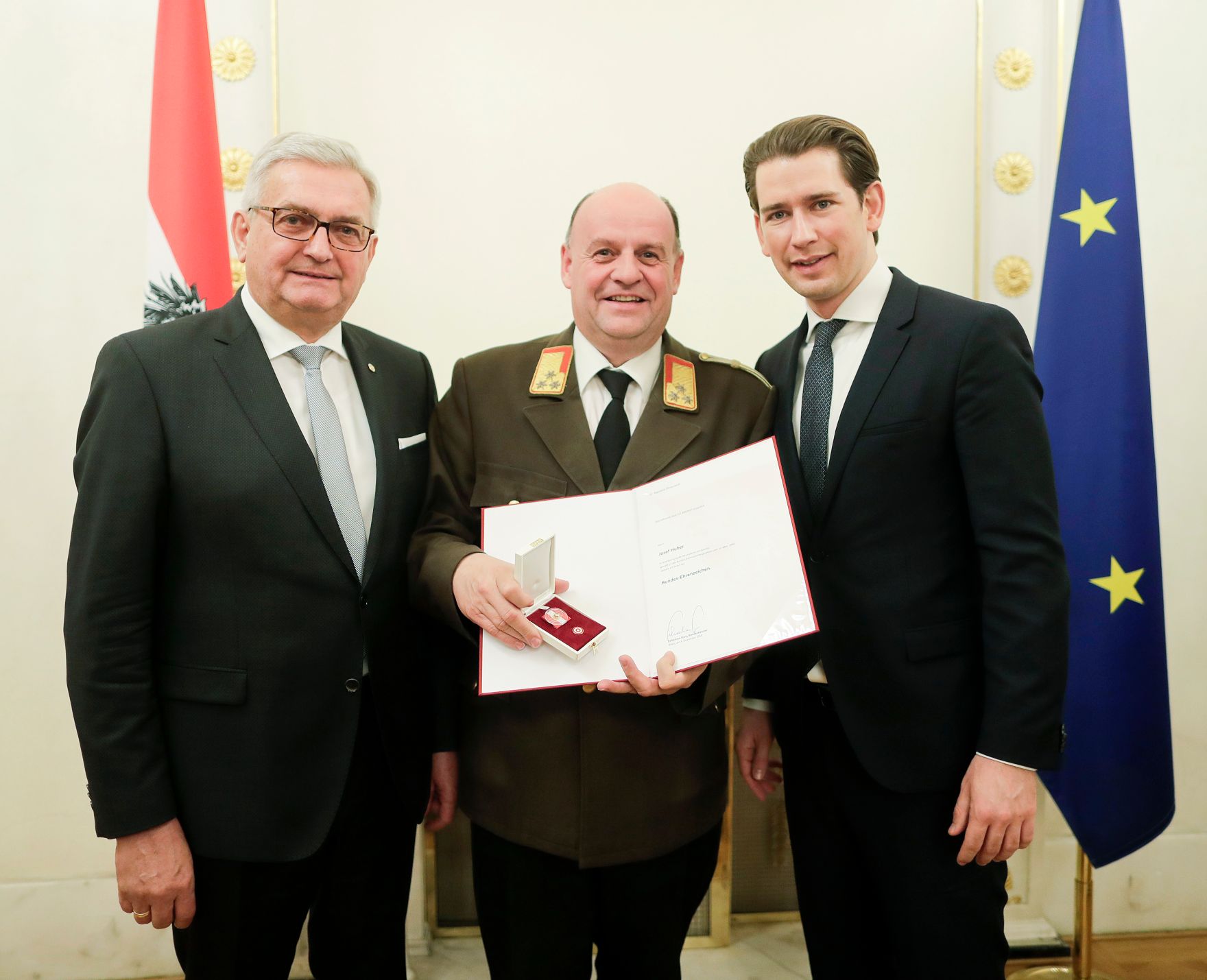 Am 5. Dezember 2018 verlieh Bundeskanzler Sebastian Kurz das Bundes-Ehrenzeichen an Personen, die durch ehrenamtliche, unentgeltliche Leistungen im Rahmen von Freiwilligen-Organisationen und Freiwilligen-Initiativen auf Gebieten, die Bundessache betreffen, Verdienste erbracht haben. Im Bild Bundeskanzler Sebastian Kurz (r.).