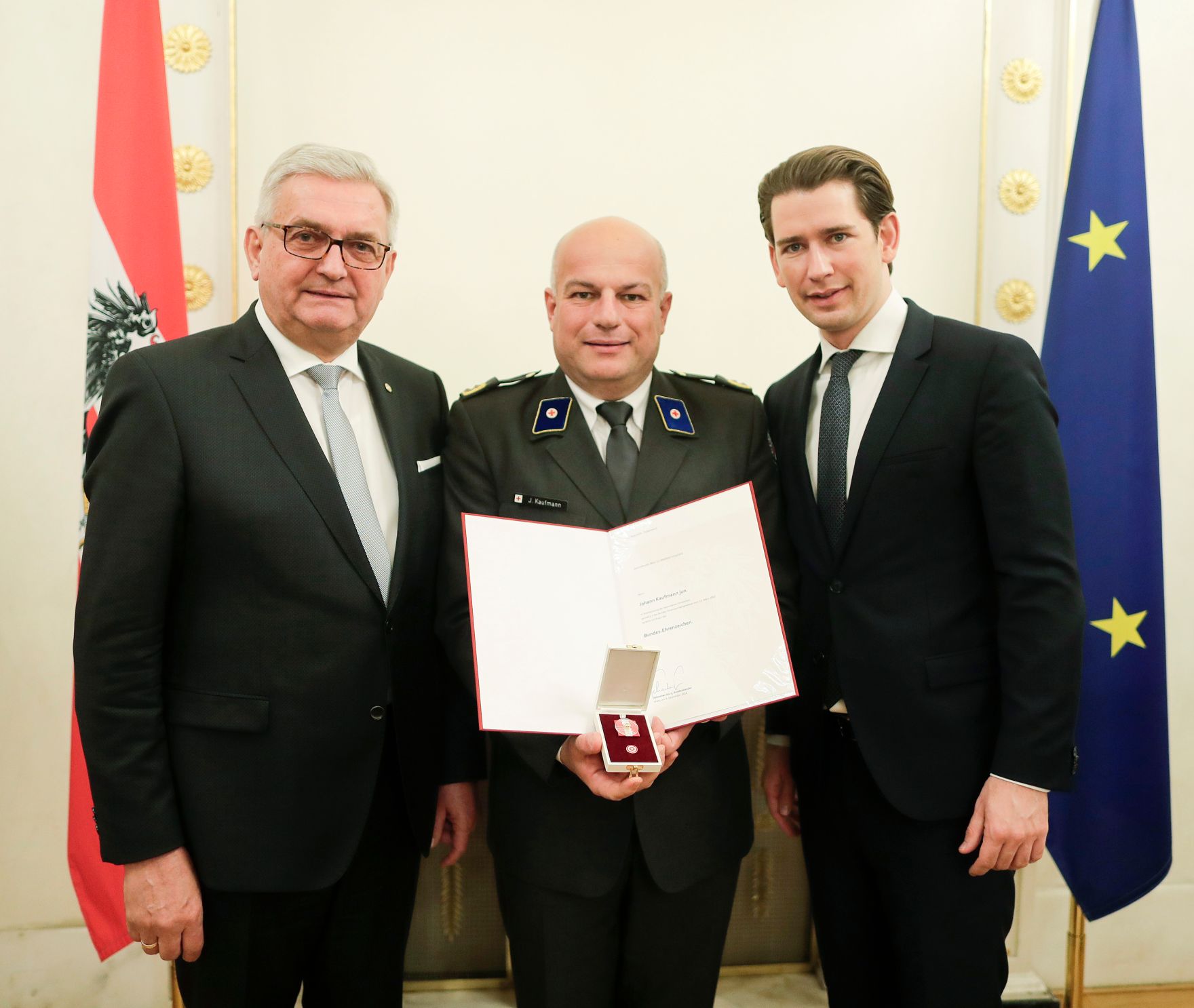 Am 5. Dezember 2018 verlieh Bundeskanzler Sebastian Kurz das Bundes-Ehrenzeichen an Personen, die durch ehrenamtliche, unentgeltliche Leistungen im Rahmen von Freiwilligen-Organisationen und Freiwilligen-Initiativen auf Gebieten, die Bundessache betreffen, Verdienste erbracht haben. Im Bild Bundeskanzler Sebastian Kurz (r.).